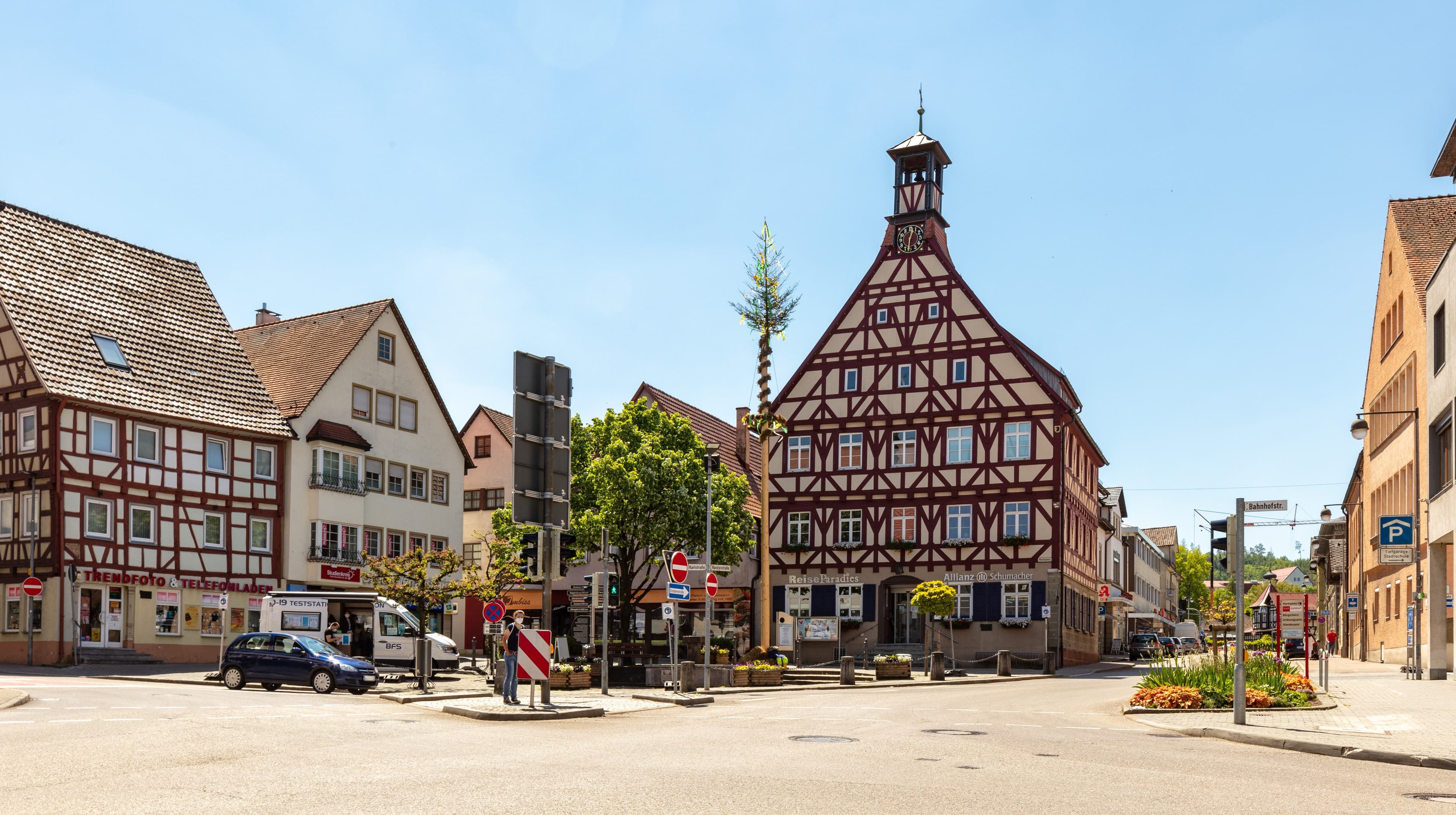 Marktplatz in Gaildorf mit dem Alten Rathaus und Fachwerkhäusern.