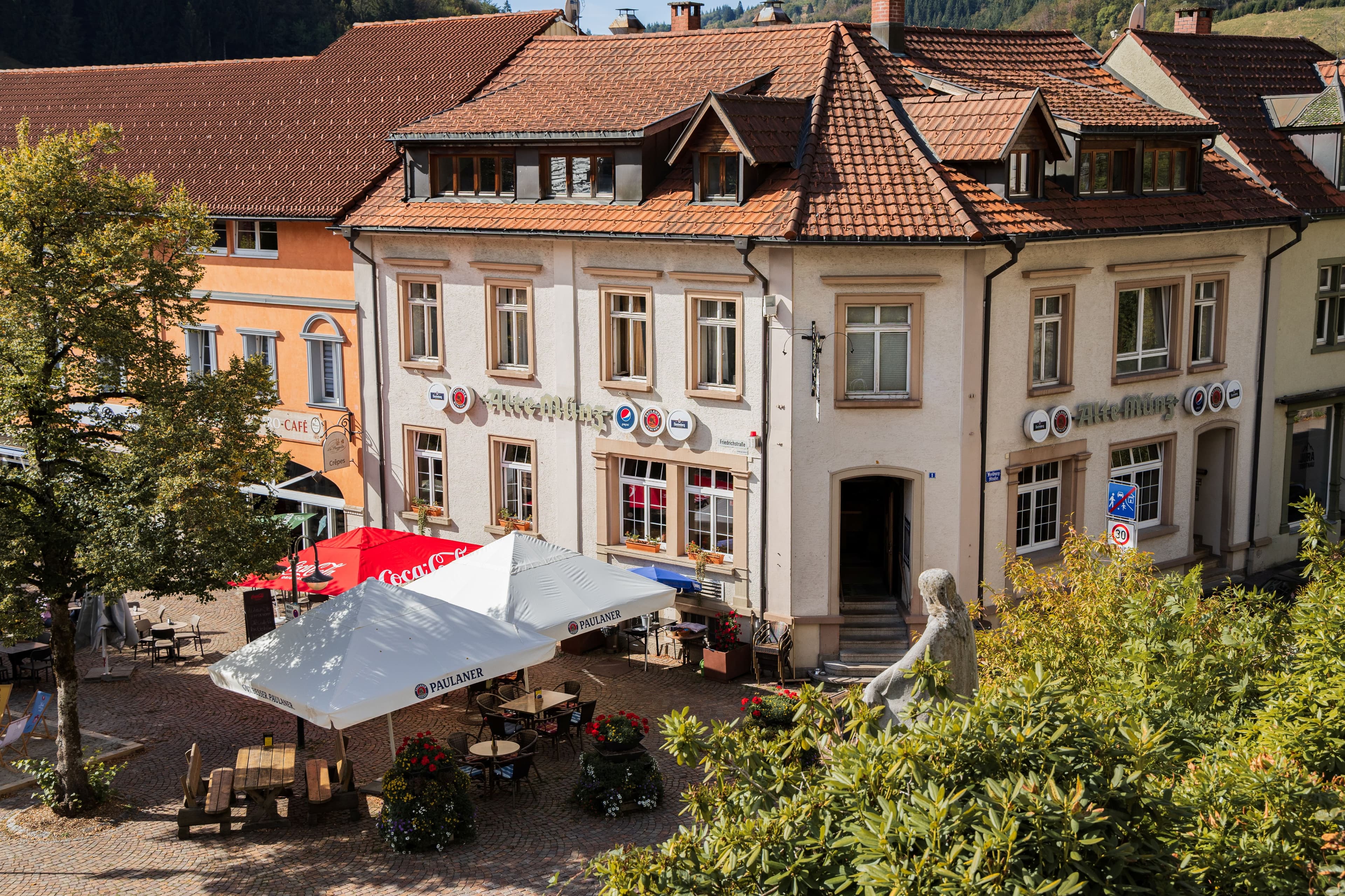Außenansicht der Alte Münz mit Terrasse.