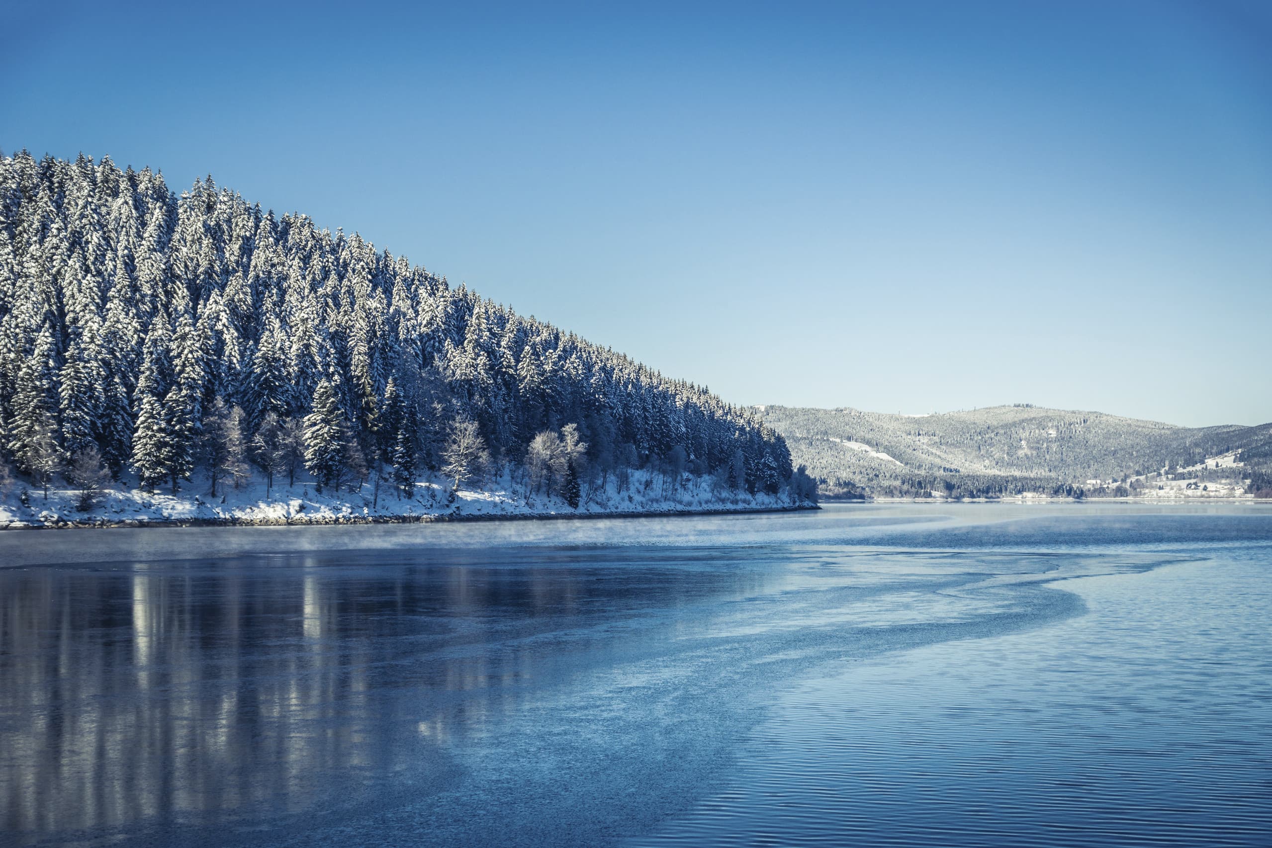 Blick auf vereisten Schluchsee