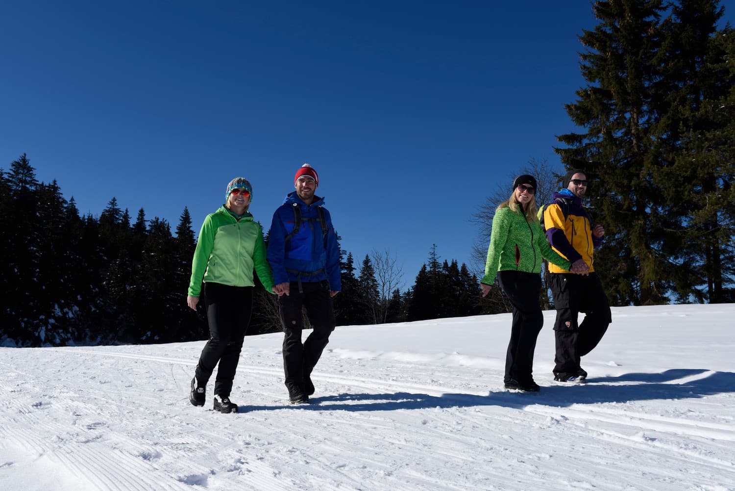 Menschen beim Wandern im Schnee