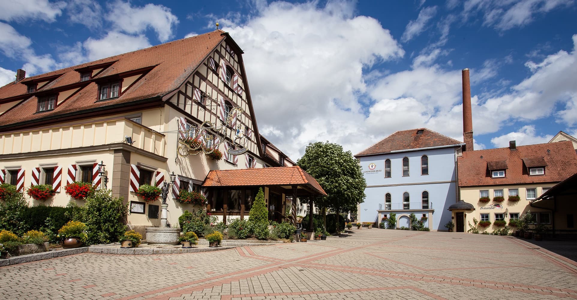 Außenansicht der Brauerei Landwehr-Bräu  in Steinsfeld. Das Haus ist im Fachwerkstil errichtet.