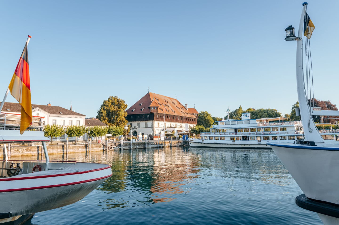 Blick auf das Konzil am Bodenseehafen von einem Boot aus