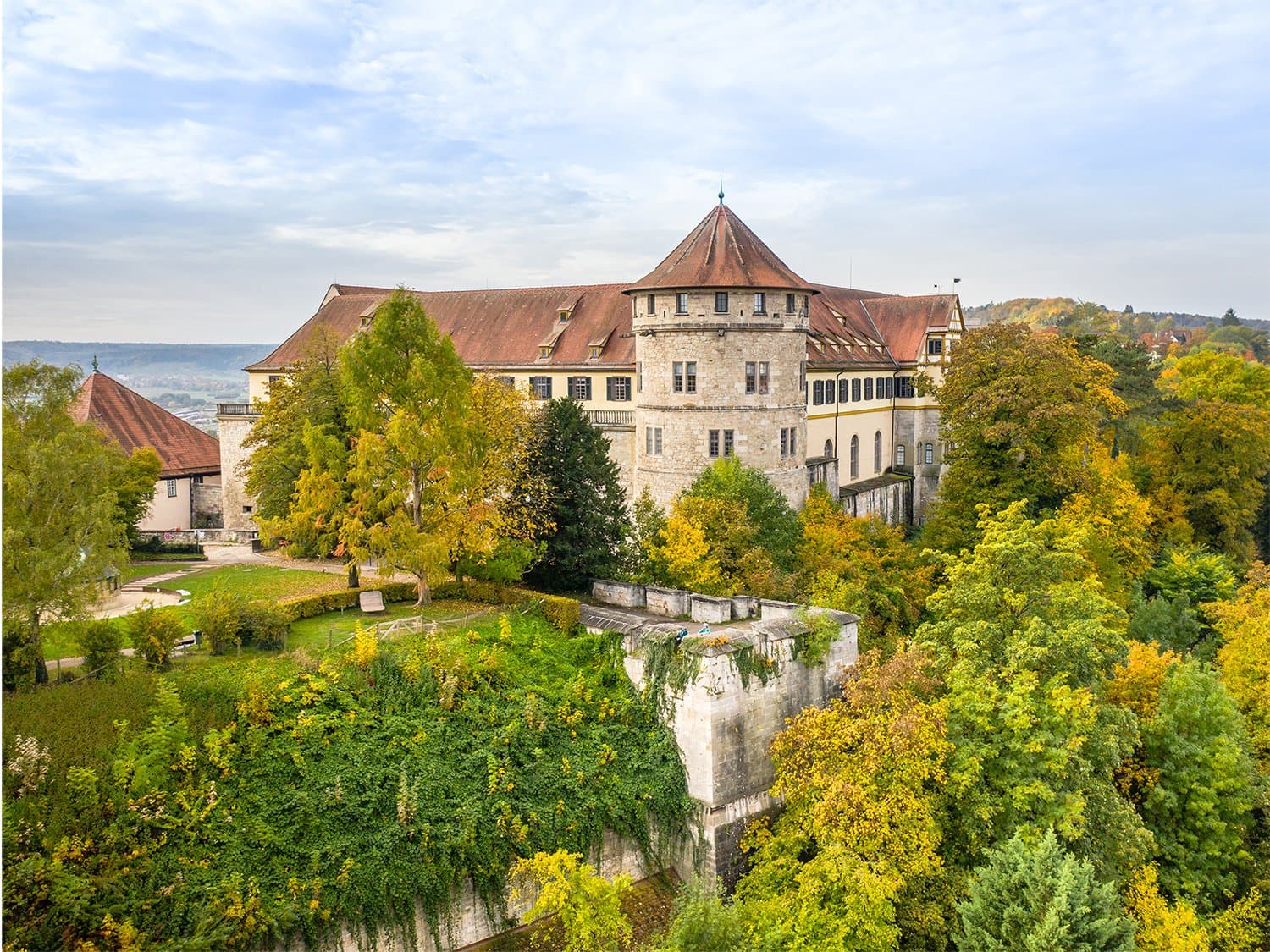 Luftbild einer Ansicht des Schlosses Hohentübingen im Herbst.