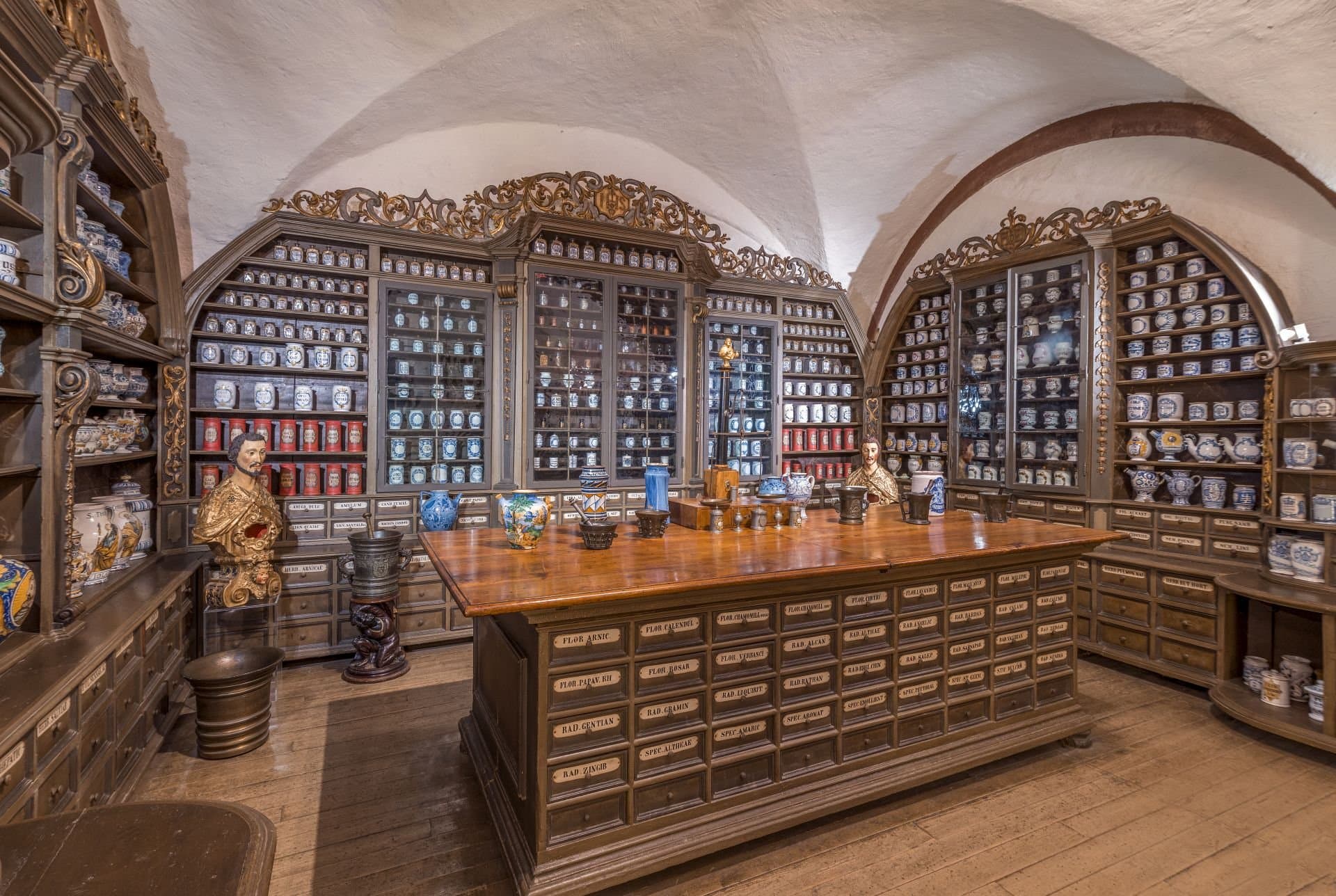 Deutsches Apotheken Museum, Blick in einen Ausstellungsraum mit Holzschränken