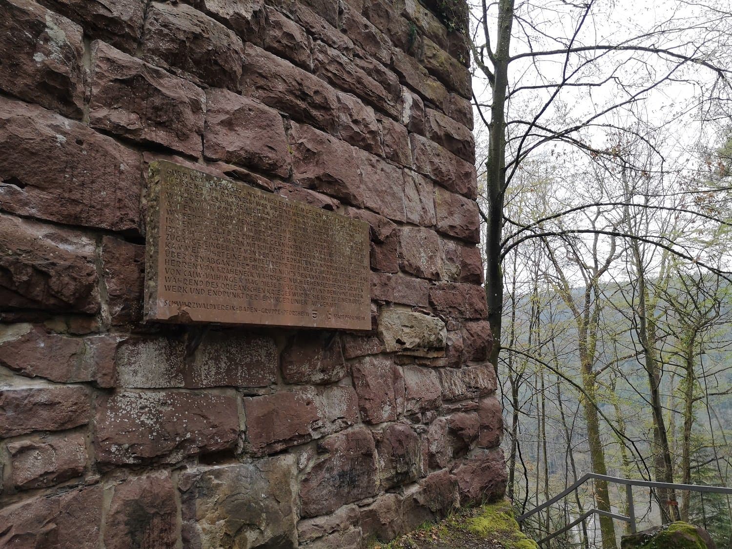 Eine Steintafel an der Mauer der Ruine