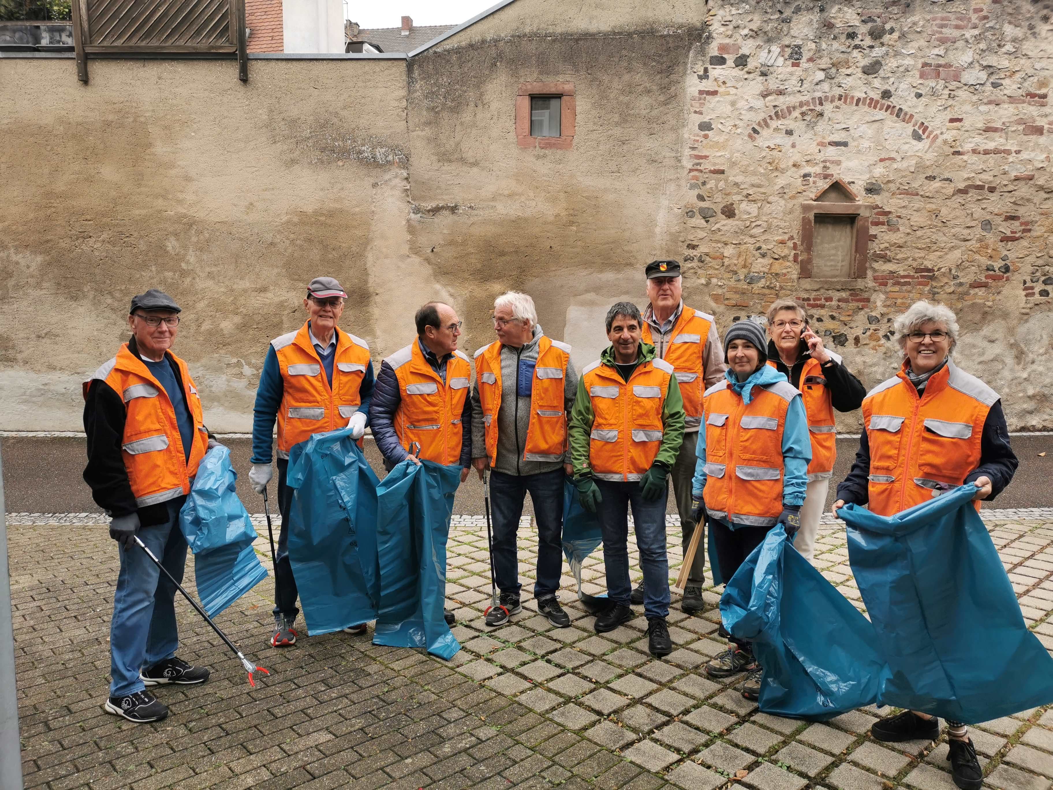 Das Bild zeigt Teilnehmer der Stadtputzete mit Müllsäcken und Müllzangen "bewaffnet".
