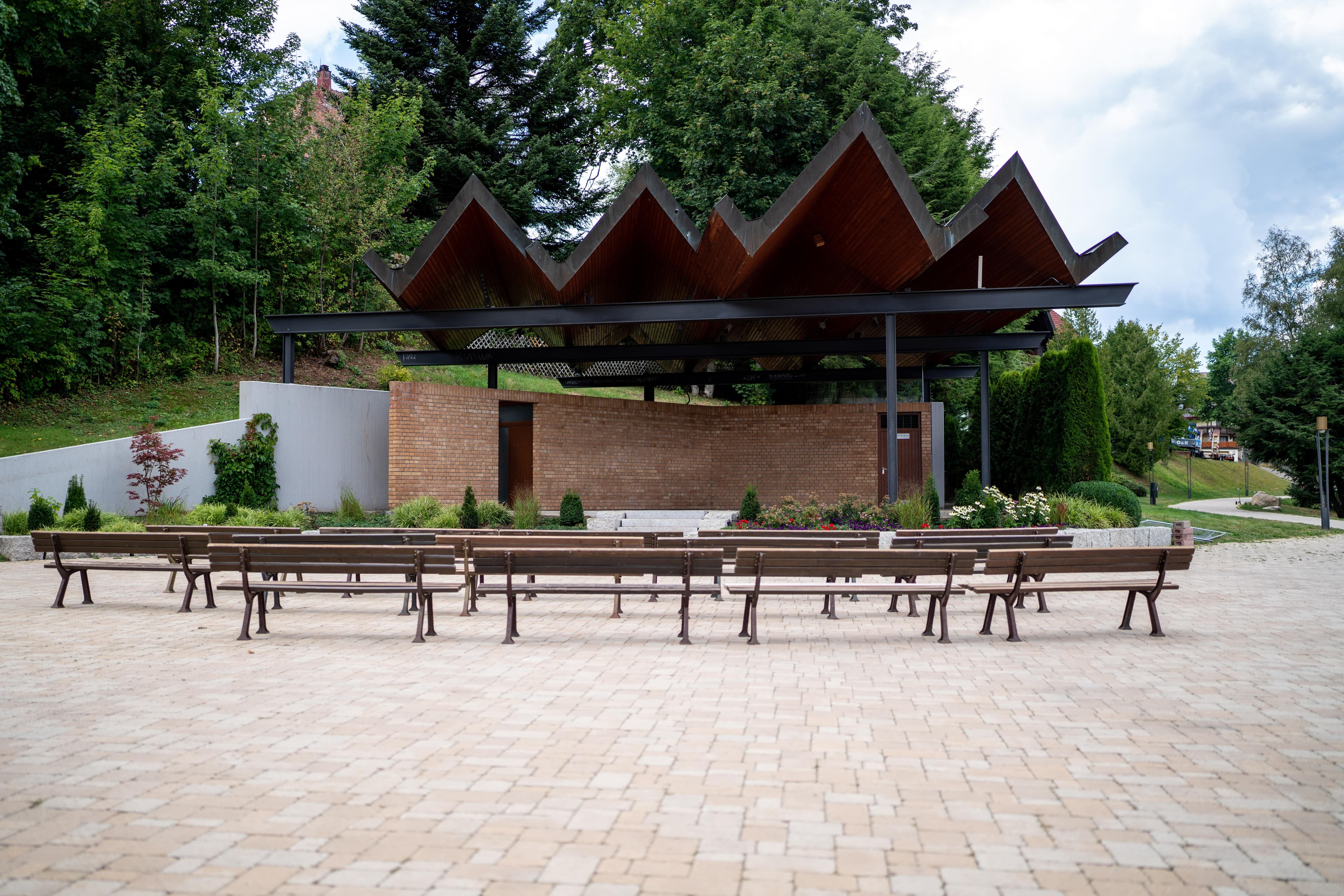 Musikpavillon mit Bankreihen davor