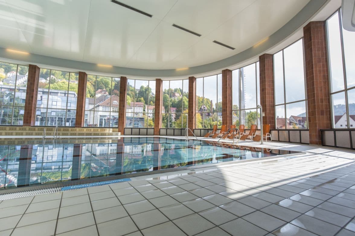 Ausflugsziele in Albstadt: Innenbereich mit Schwimmbecken im Hallenbad Ebingen