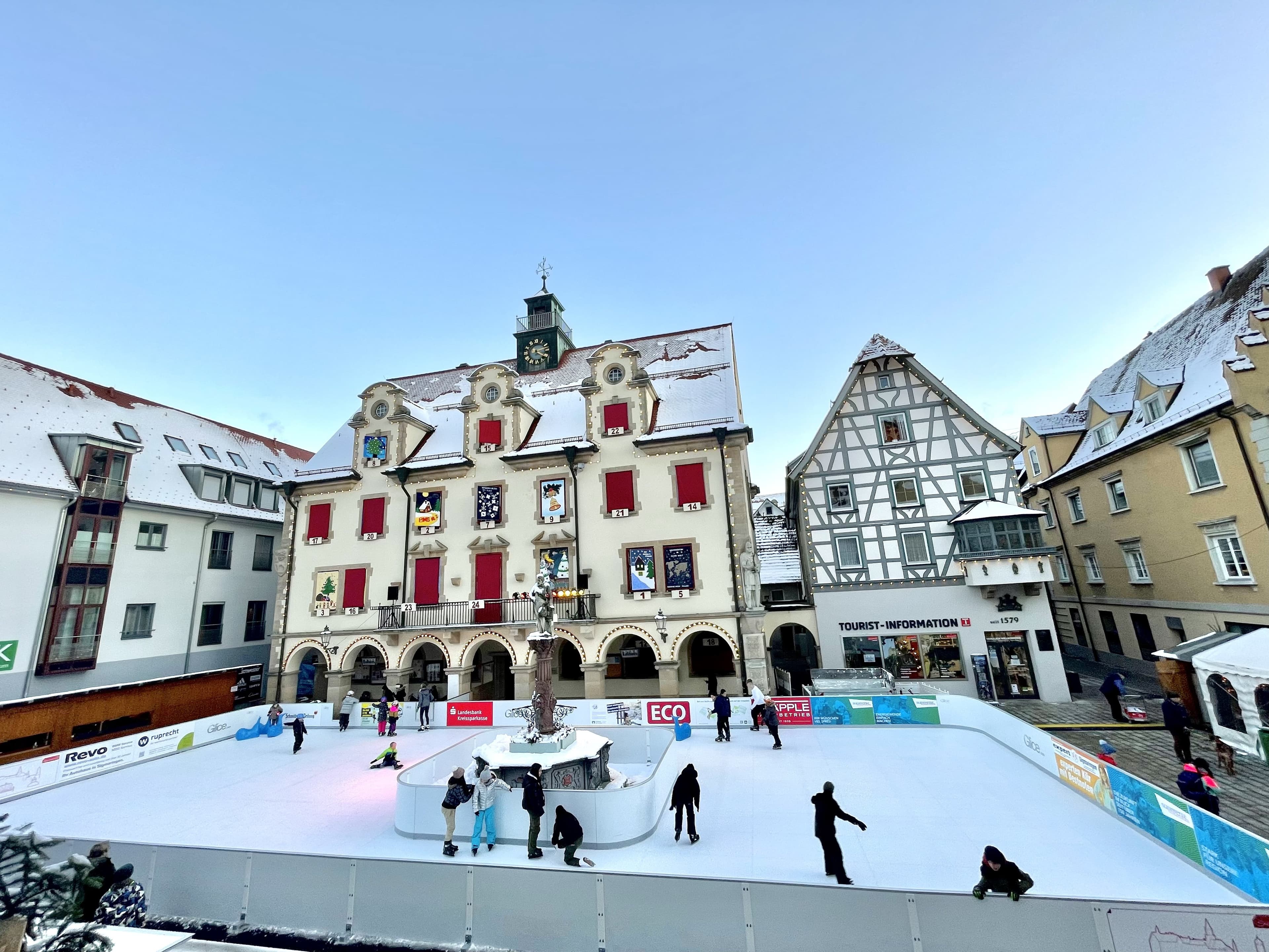 Die Schlittschuhbahn SIG on ICE auf dem Rathausplatz in Sigmaringen
