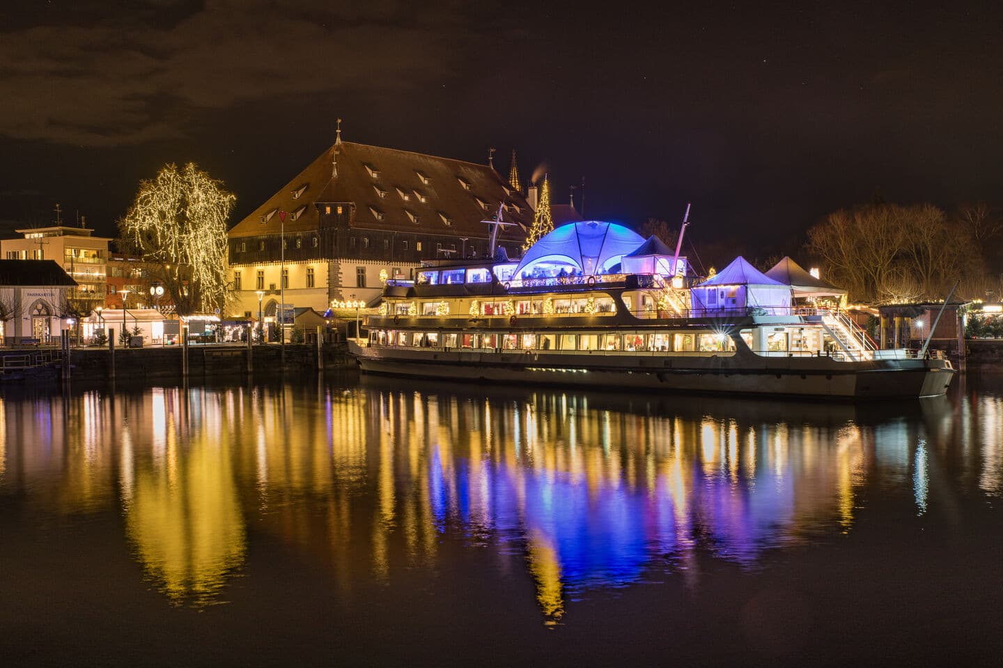 Weihnachtsschiff am Konstanzer Hafen