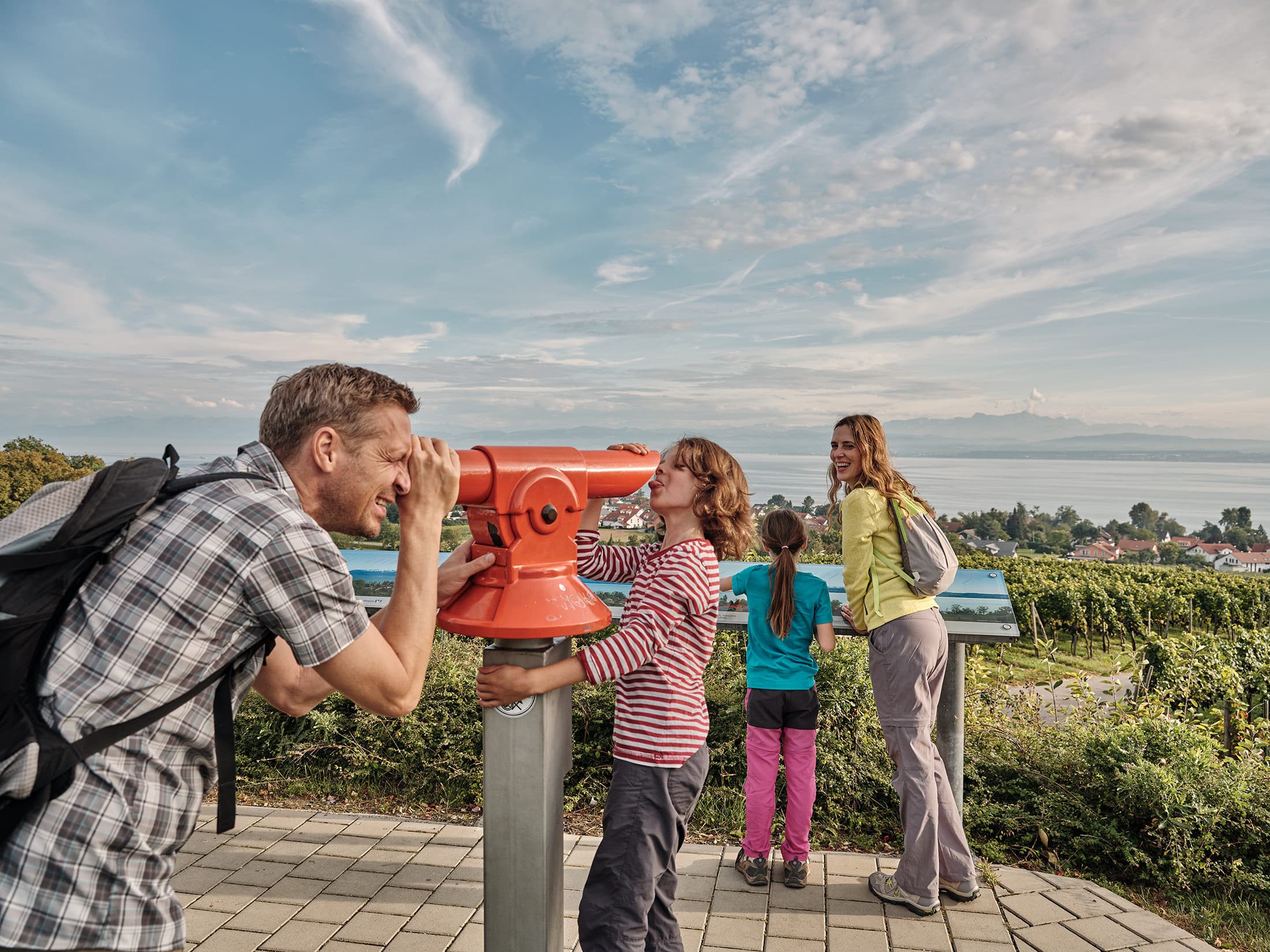 Familie bei Panoramatafel und Fernrohr am Aussichtspunkt Hohberg
