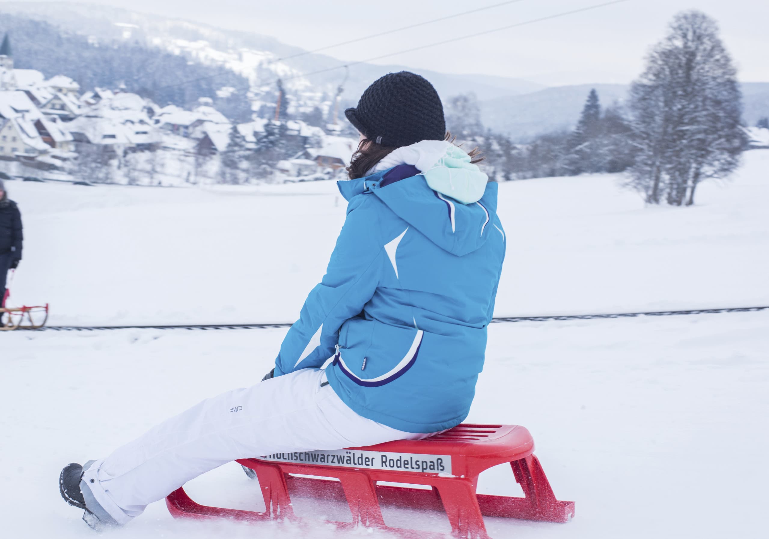 Rodeln mit dem Schlitten im Schnee