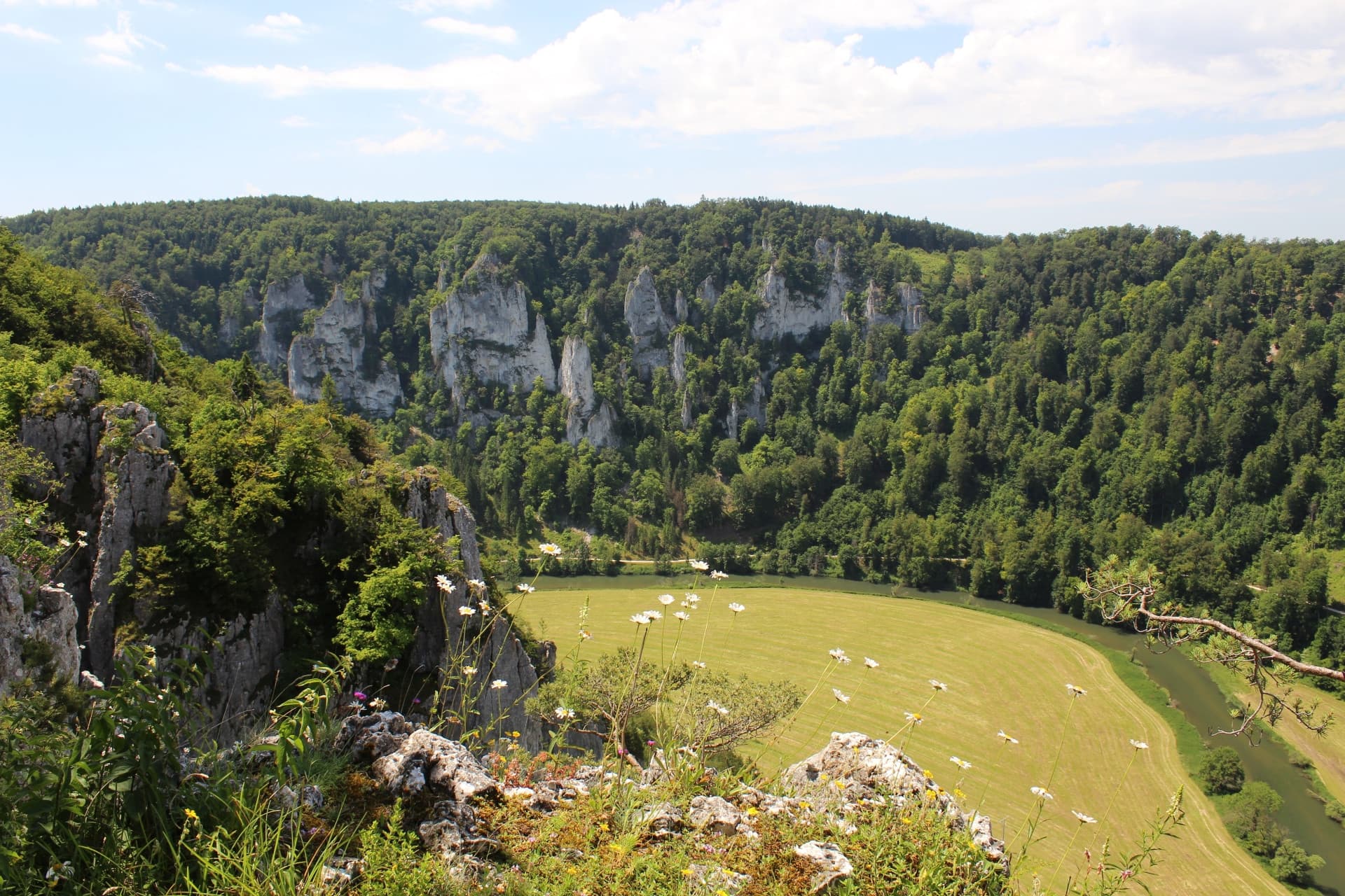 Ausblick vom Schaufelsen in das Donautal und auf die gegenüberliegende, bewaldete  Felsformation