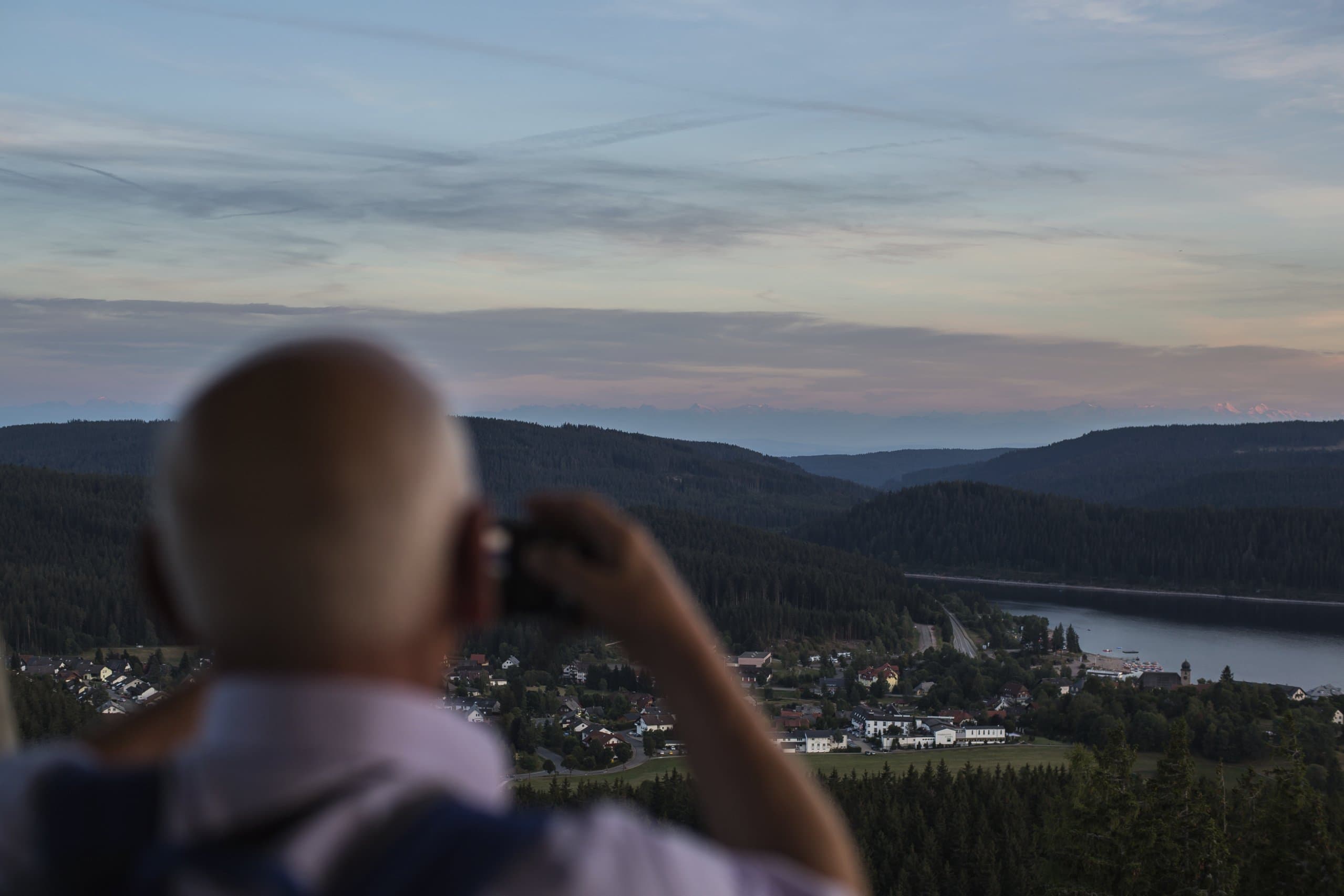 Wanderer genießt die Aussicht auf den Schluchsee