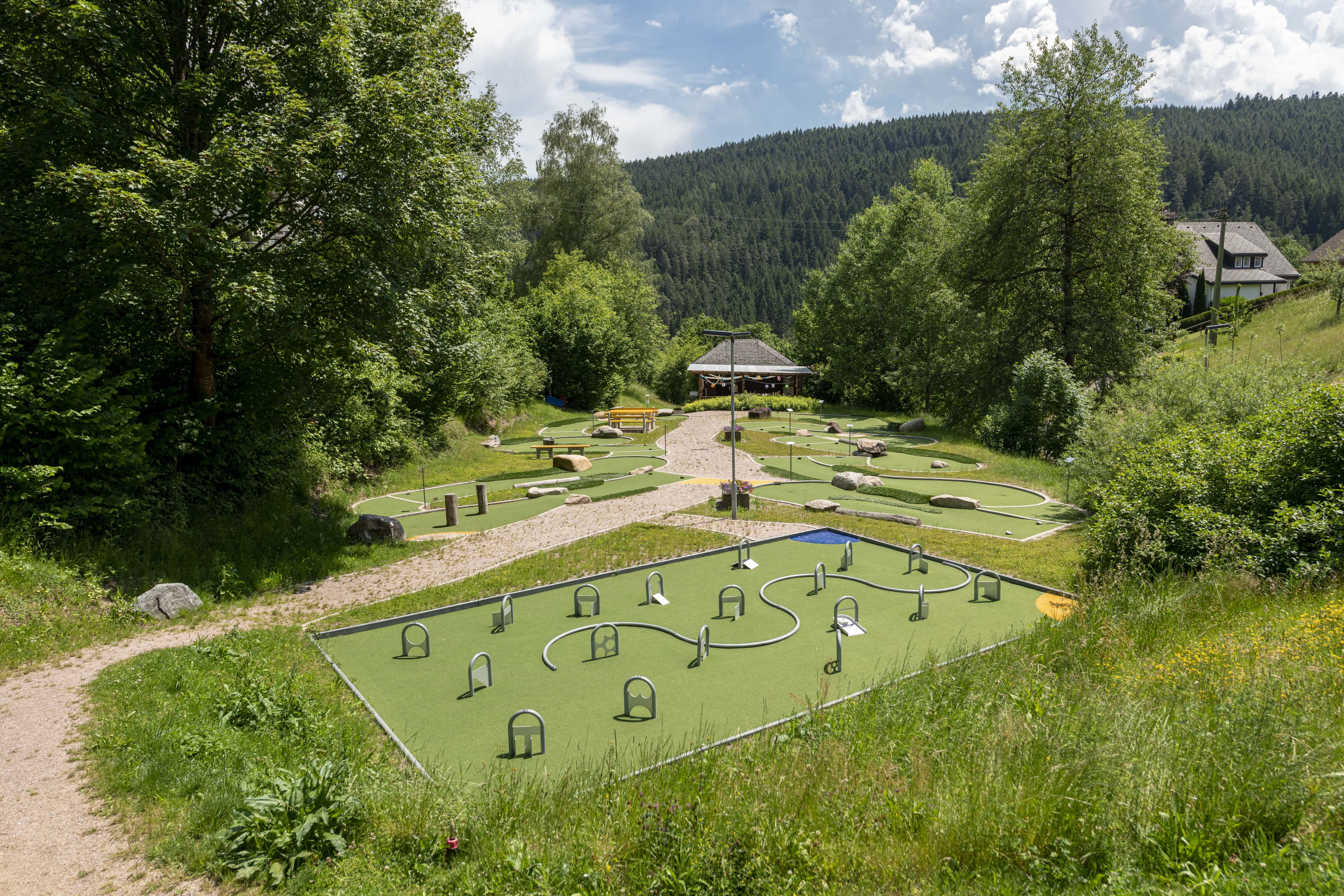 Das Bild zeigt Minigolfstationen der Spiellandschaft von Tennenbronn