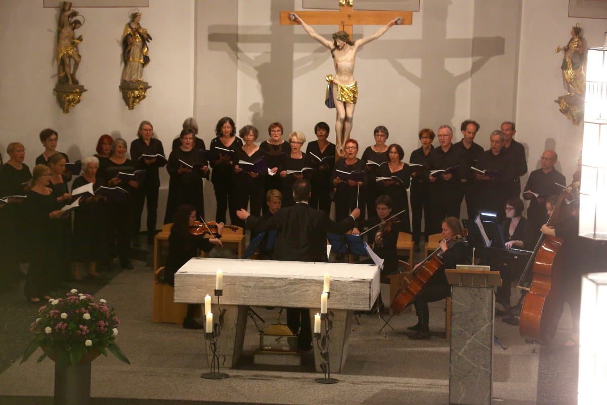 Chor und Orchester in einer Kirche
