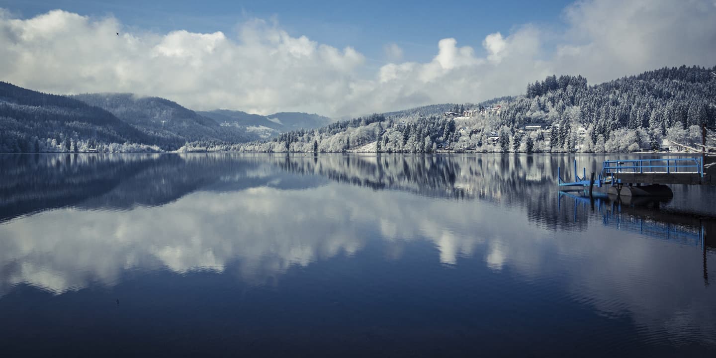 Spiegelnder See und kühle Luft - der Titisee im Winter