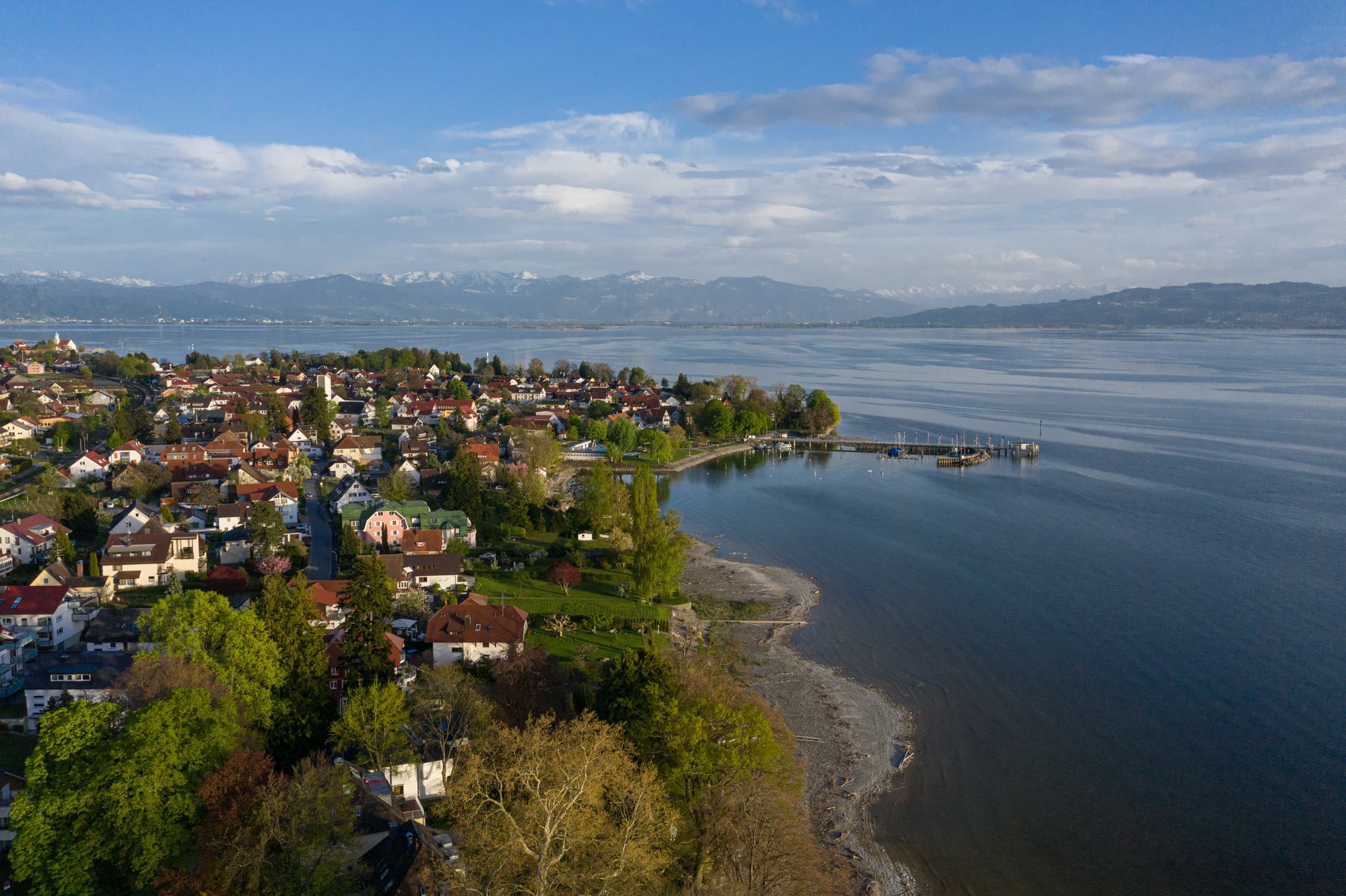 Luftbild von Nonnenhorn mit See