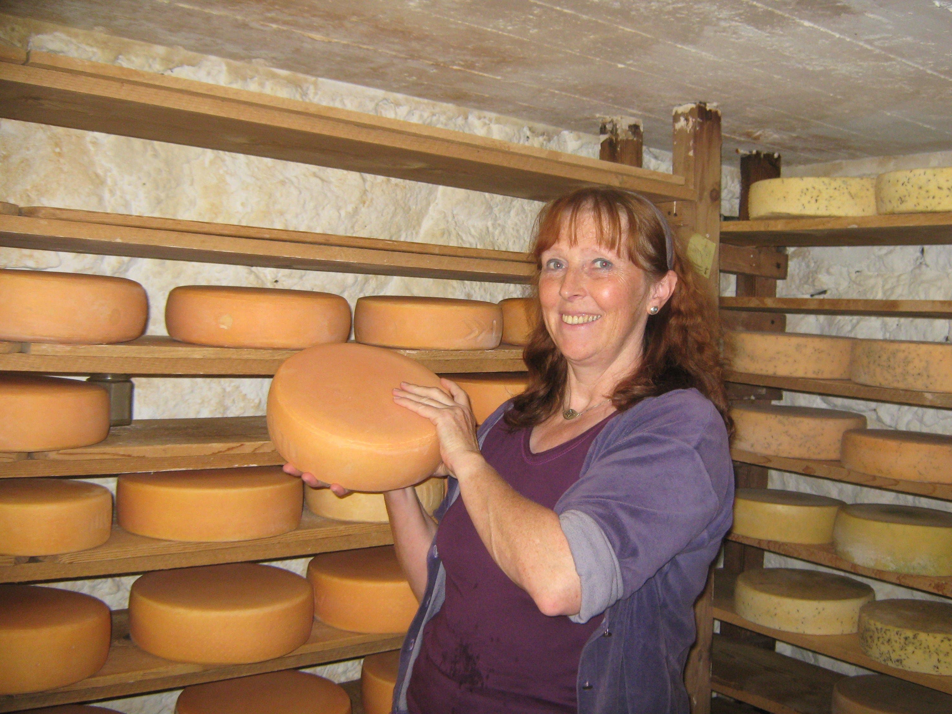 Frau präsentiert den hausgemachten Käse