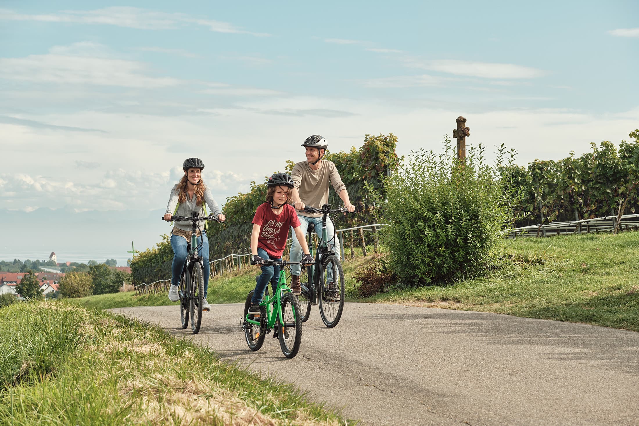 Familie die eine  Radtour am Hohberg im Herbst unternimmt