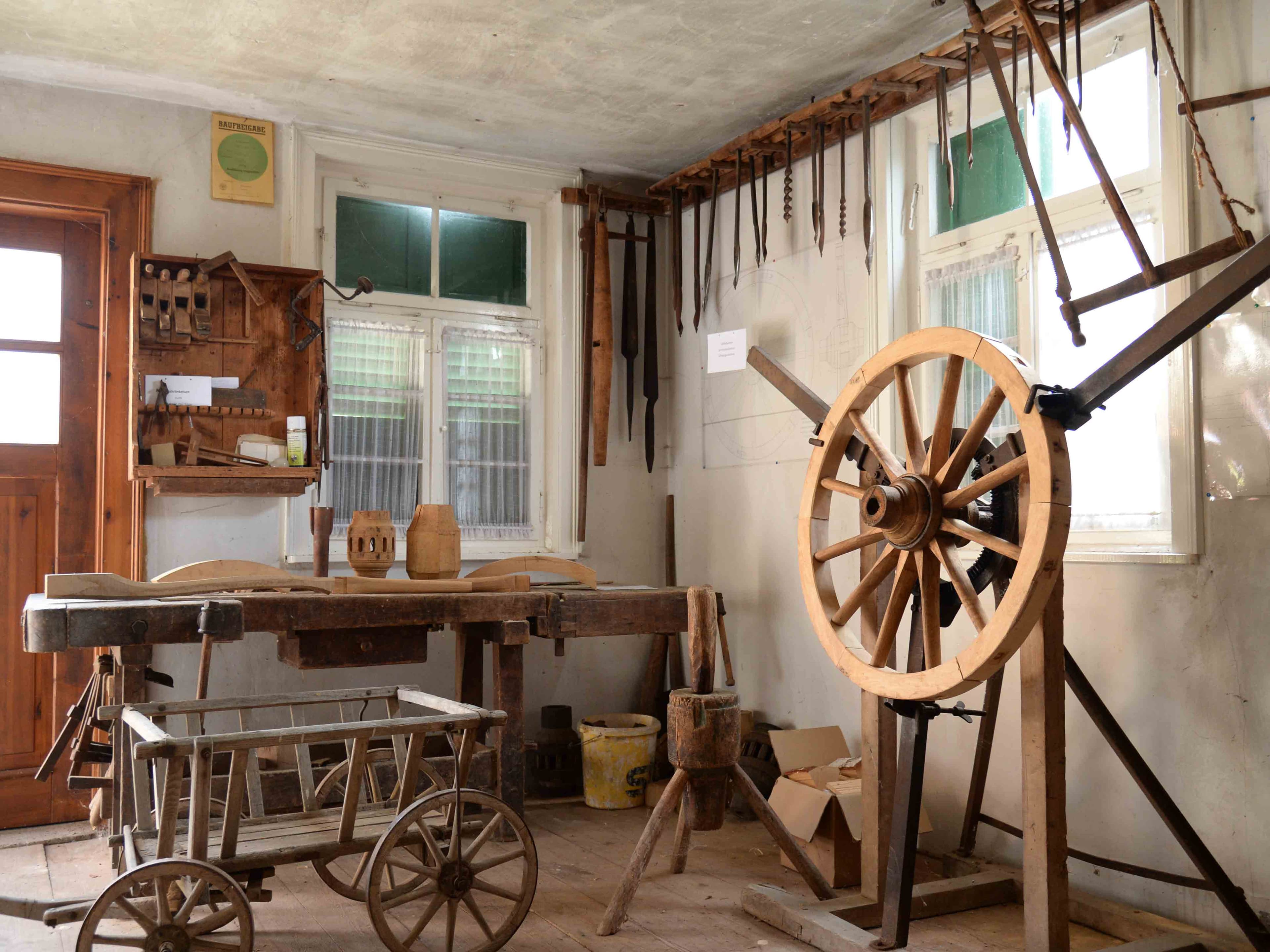 Innenansicht des Keltermuseums in Tübingen-Unterjesingen mit historischen Arbeitsgeräten
