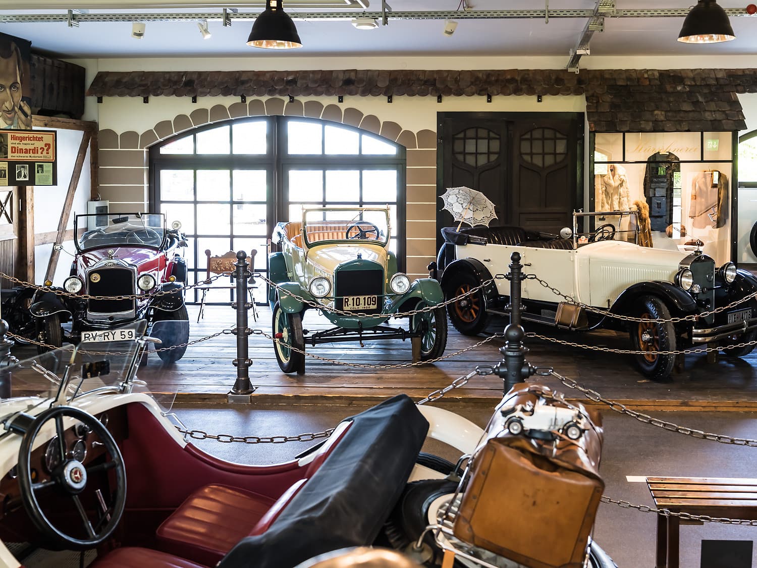 Auf Entdeckertour im Auto & Traktor Museum. Verschiedene Oldtimer werden präsentiert. Hier Oldtimer aus dem Jahr 1910.