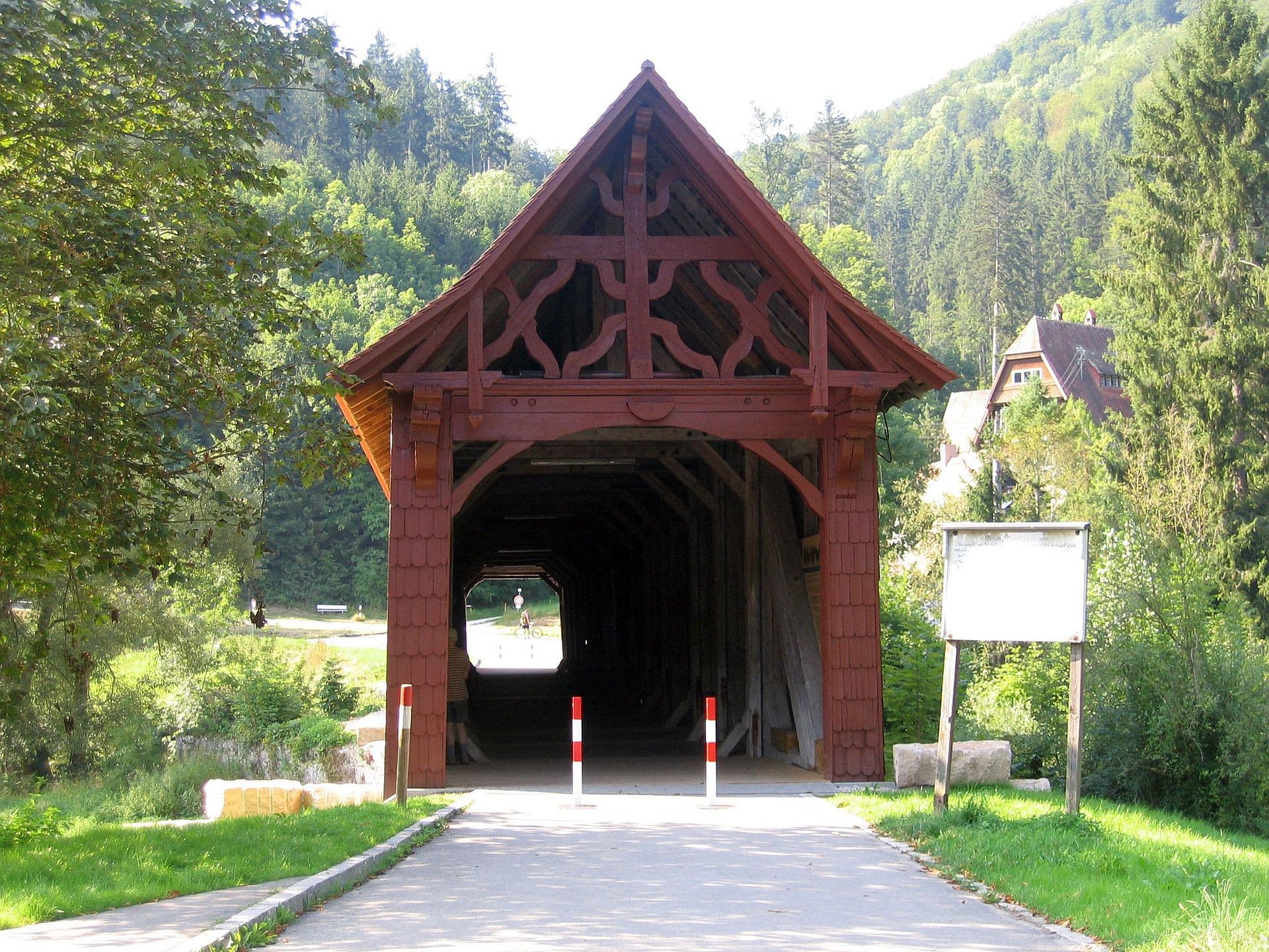 historische, überdachte Holzbrücke über der Donau