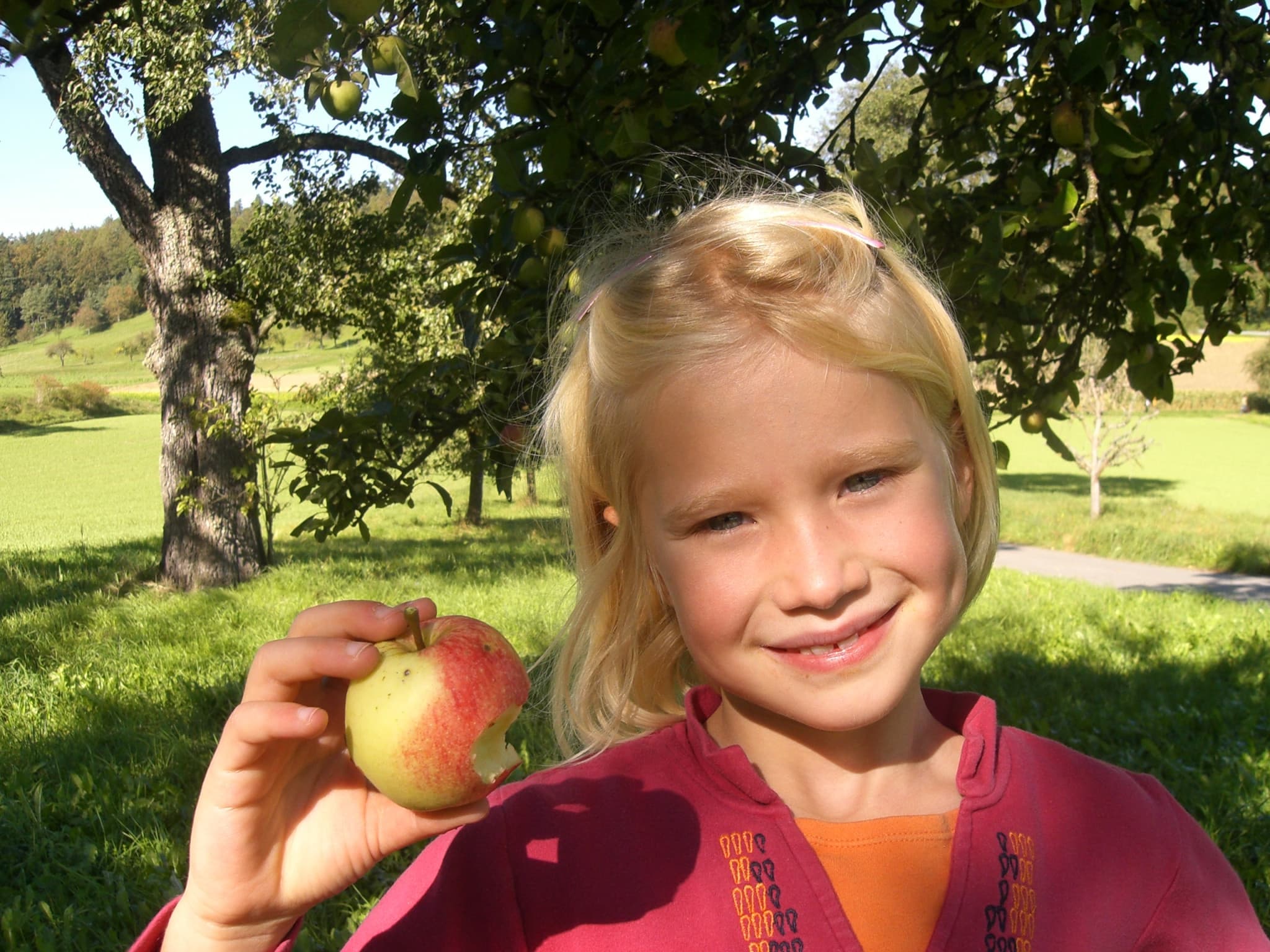 Kind mit Apfel in der Hand