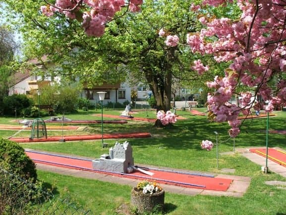 Minigolfbahnen und blühende Bäume