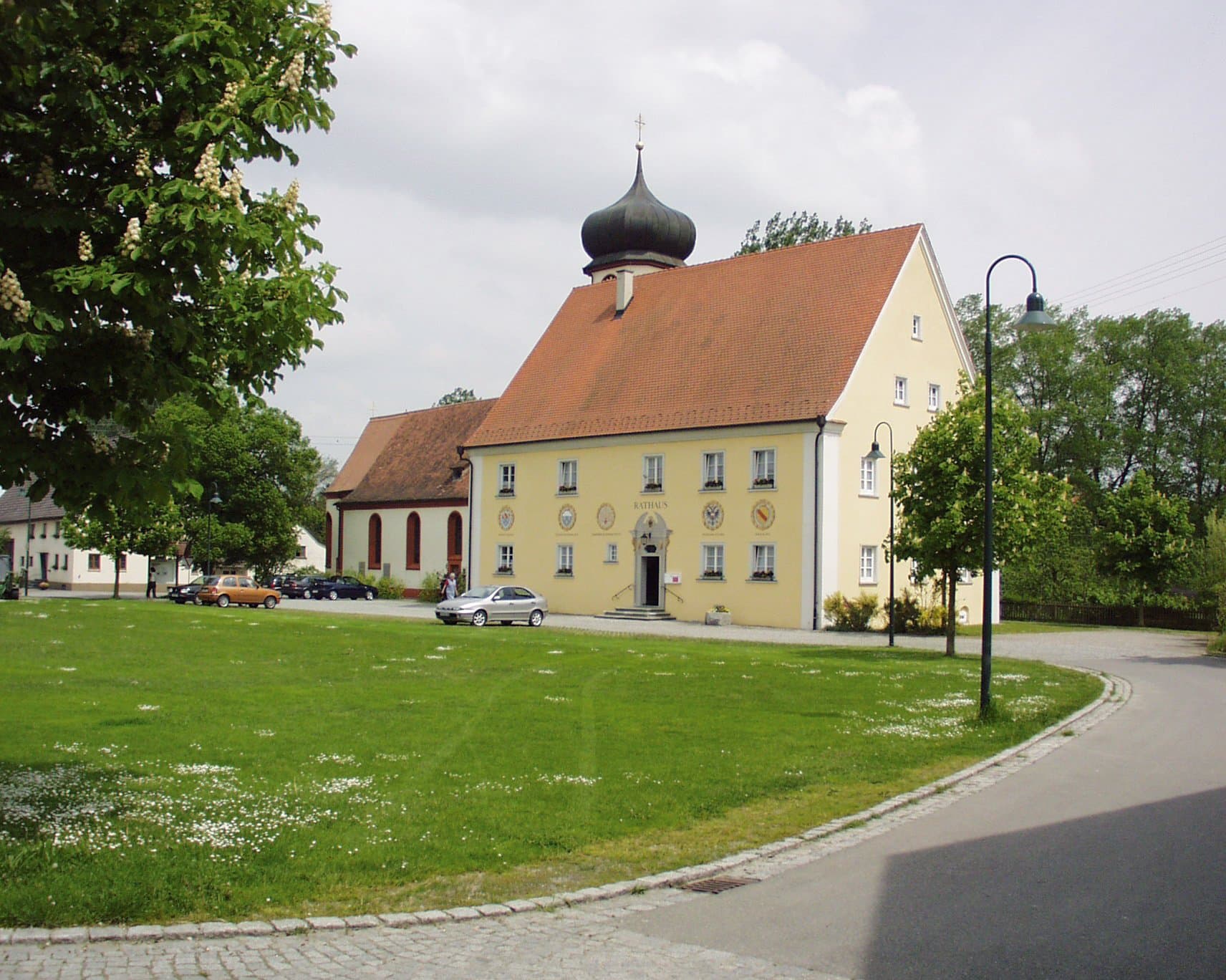 Rathaus Aach-Linz mit St. Martinskirche im Hintergrund