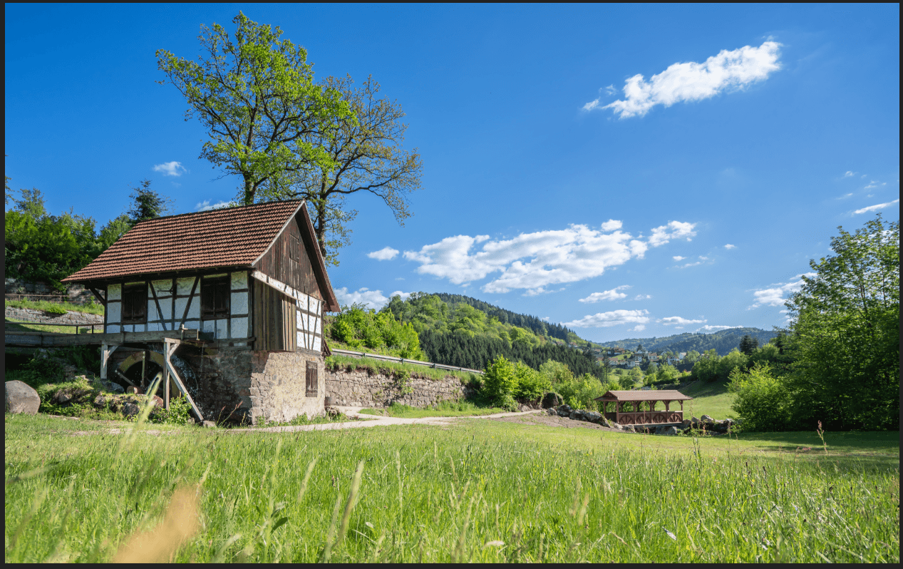 Blick auf die Mühle am Hagenstein bei strahlend blauem Himmel