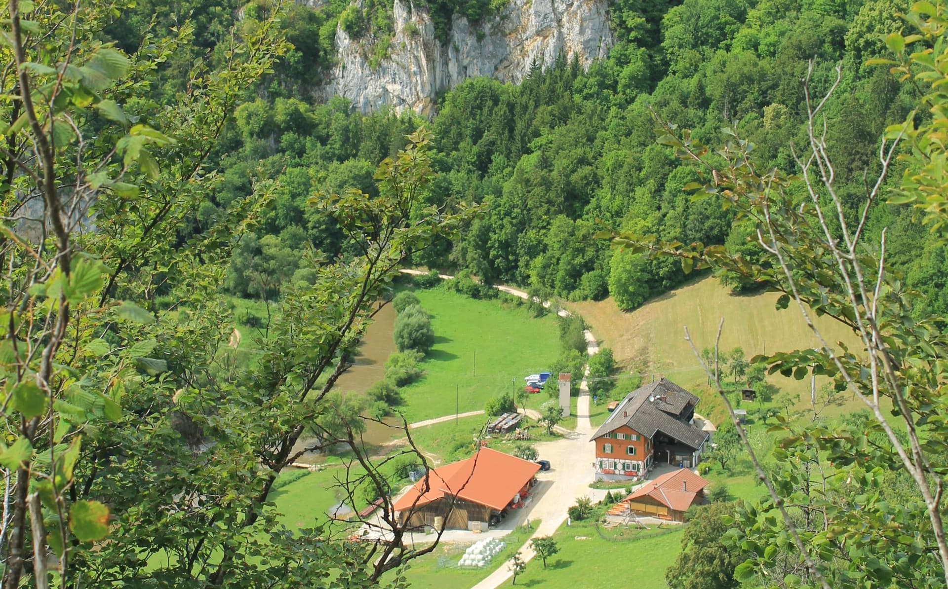 Aussicht vom Felsen ins Tal auf das Jägerhaus an der Donau