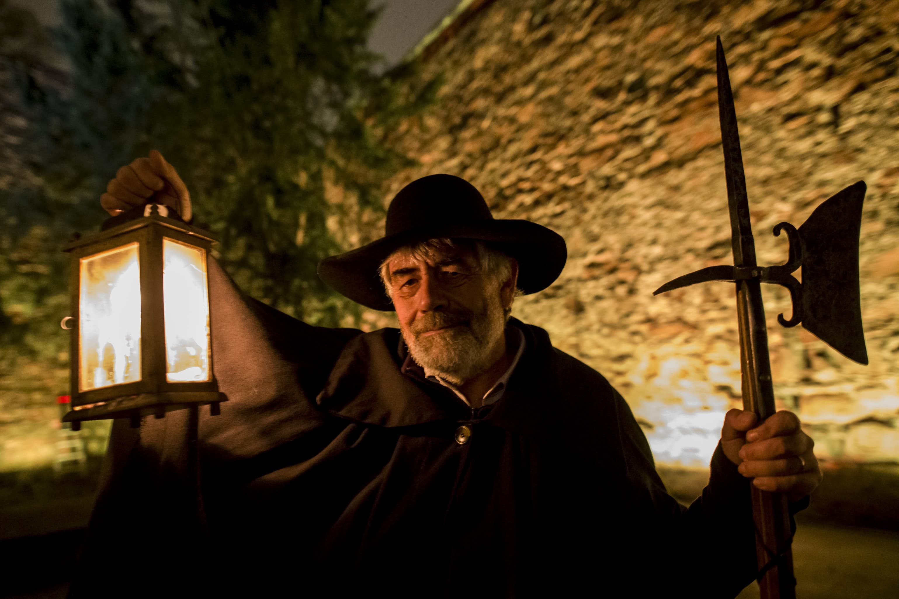 Ein Nachtwächter mit leuchtender Laterne