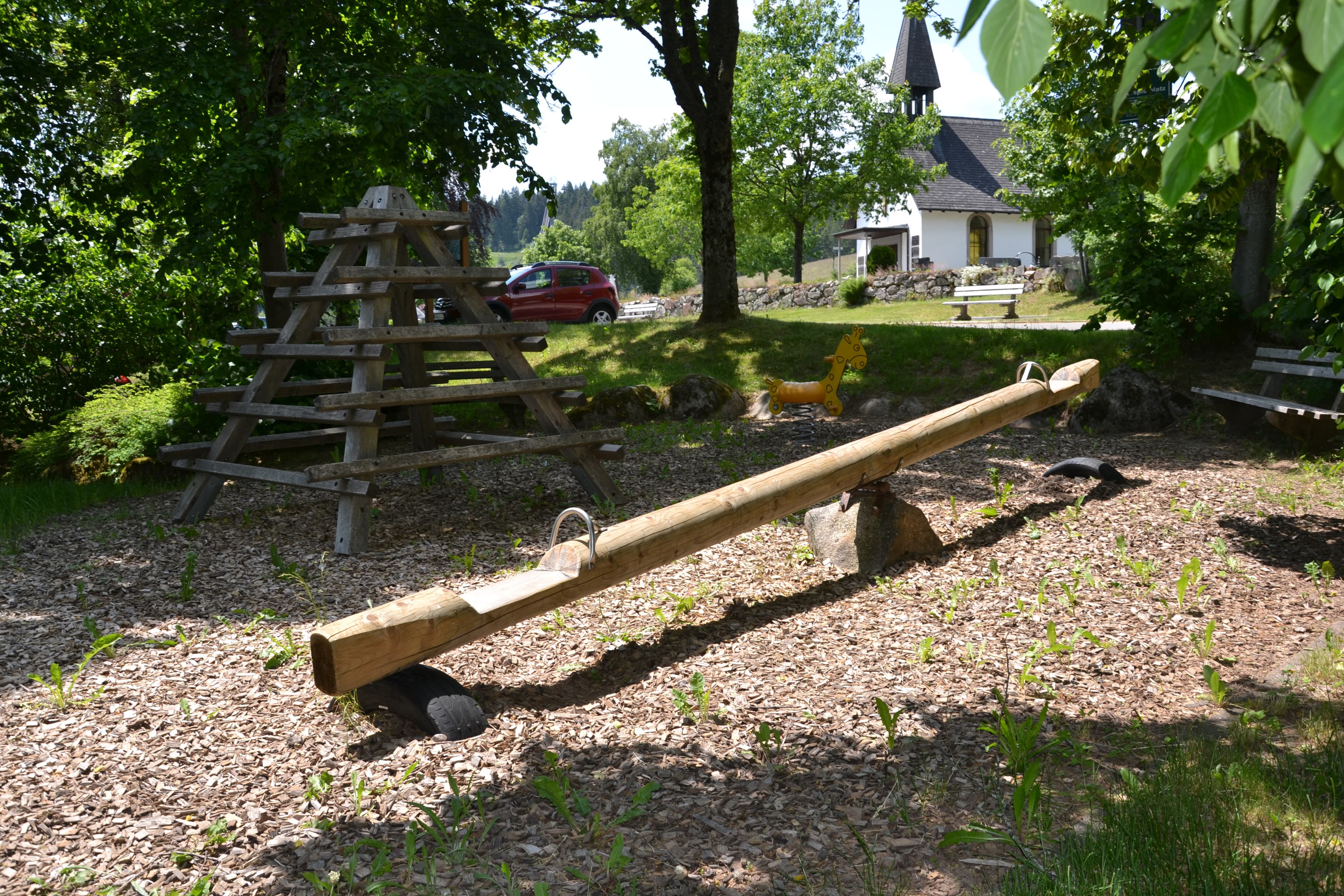 Schaukelwippe und Klettergerüst beim Spielplatz Odenwaldstraße