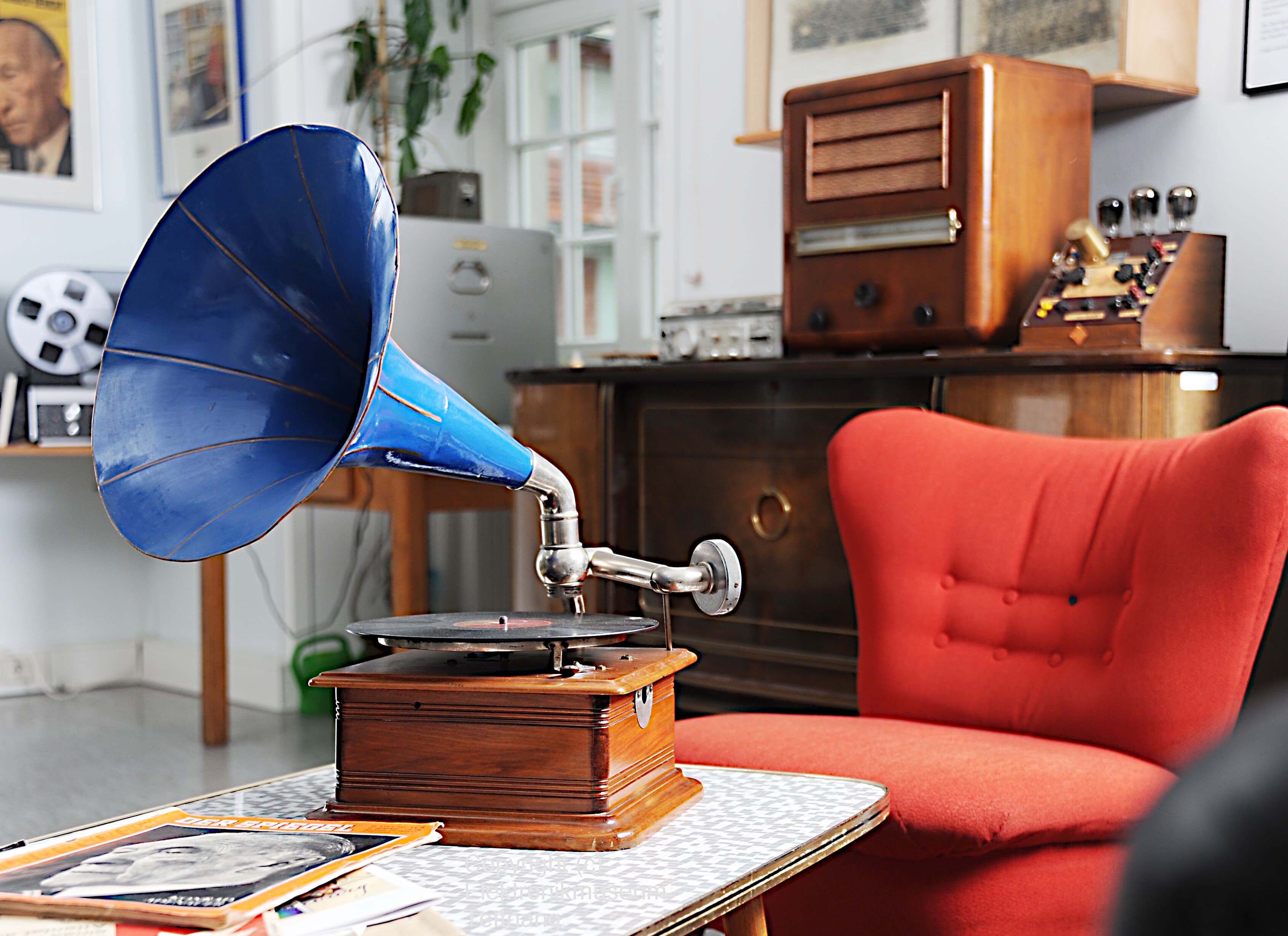 Elektronikmuseum Tettnang - Grammophon, Radio, Tonbandgerät im Hintergrund