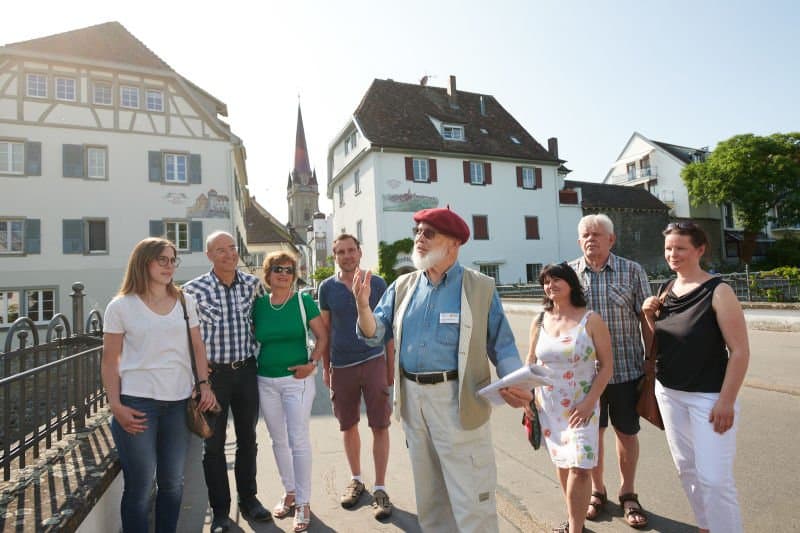 Die Gruppe während der Stadtführung auf der Obertorbrücke