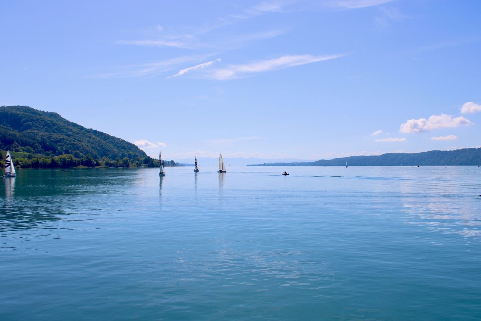 Blick auf den Überlinger See mit Segelbooten und einem Tretboot