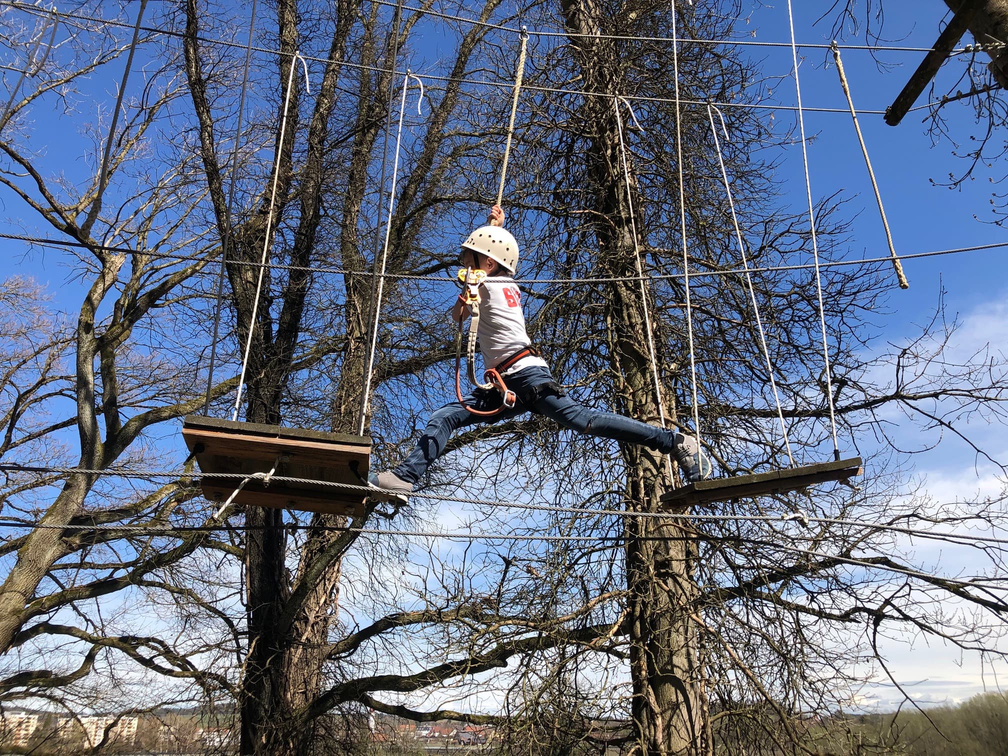 Sprung über die schwingenden Brücken