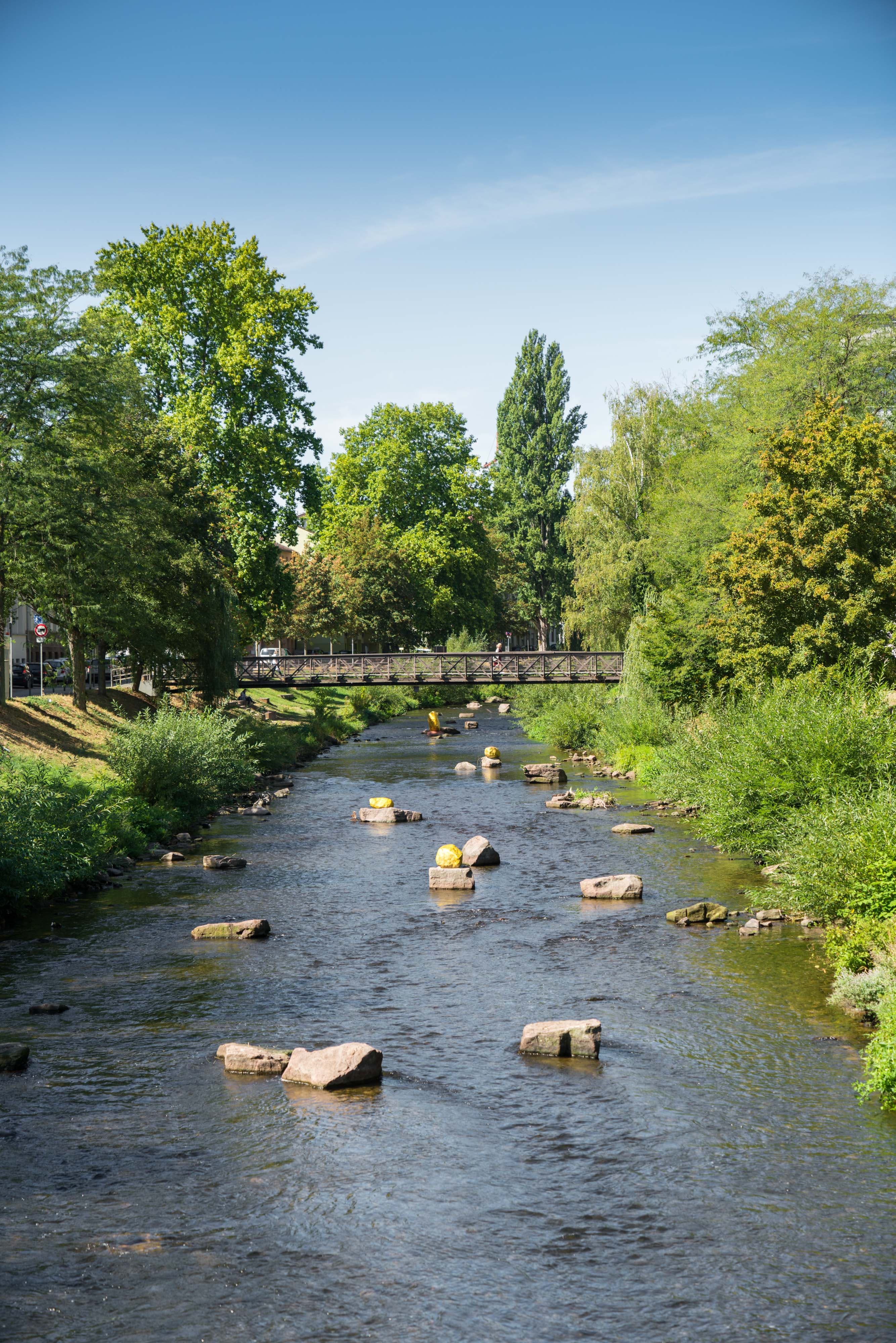 Goldene Steine schmücken in Pforzheim die Enz