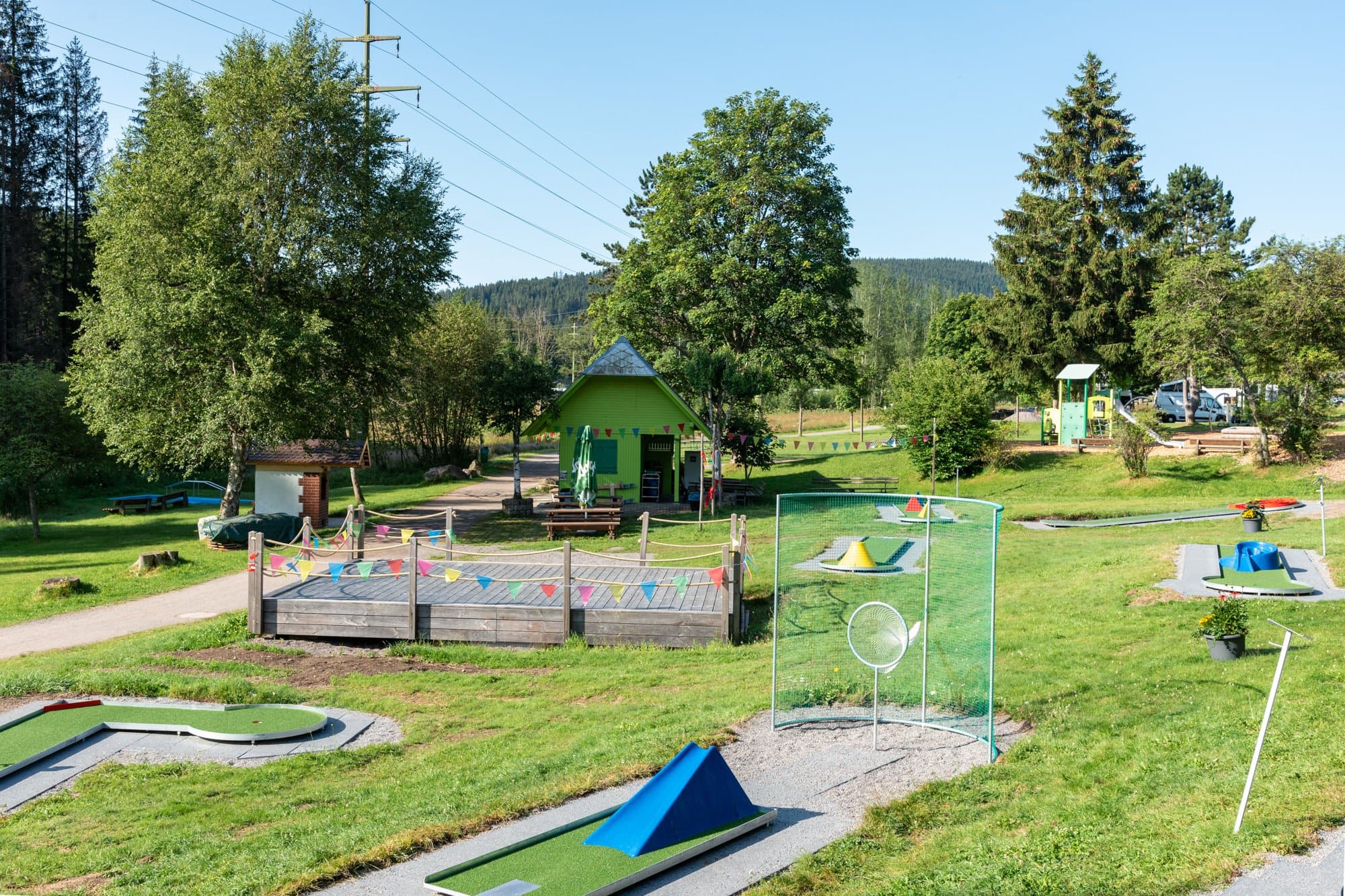 Blick auf die Kulturbühne und die Minigolf-Bahnen