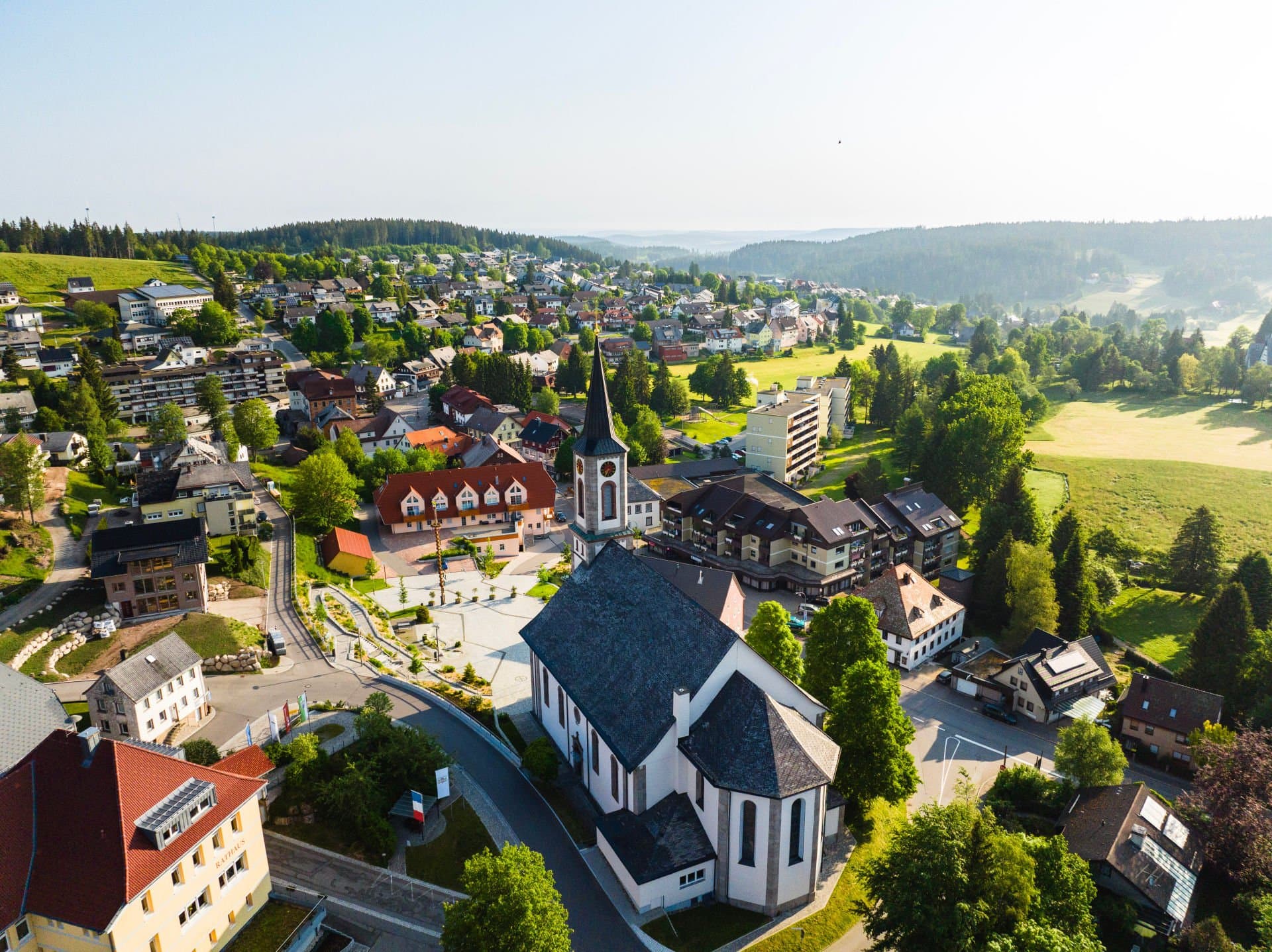 Luftbild auf Schönwald mit Kirche im Vordergrund