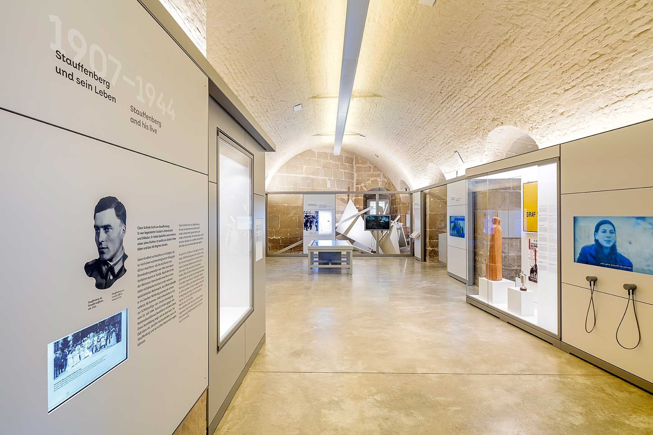 Innenansicht der Stauffenberg-Erinnerungsstätte mit Ausstellungsstücken und Informationstafeln.