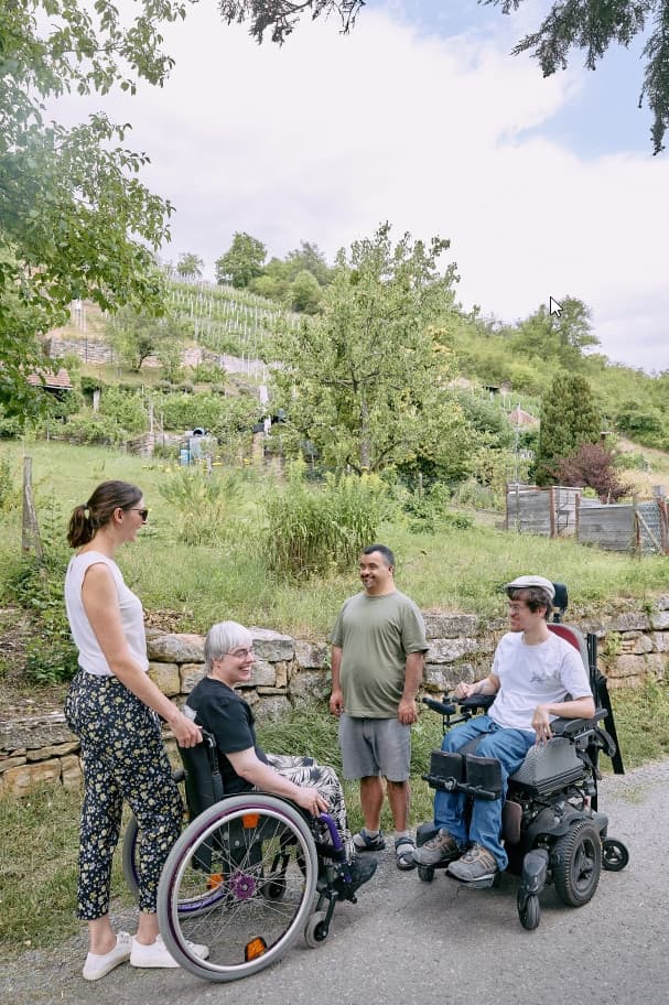 Eine Gruppe vor Weinbergen
