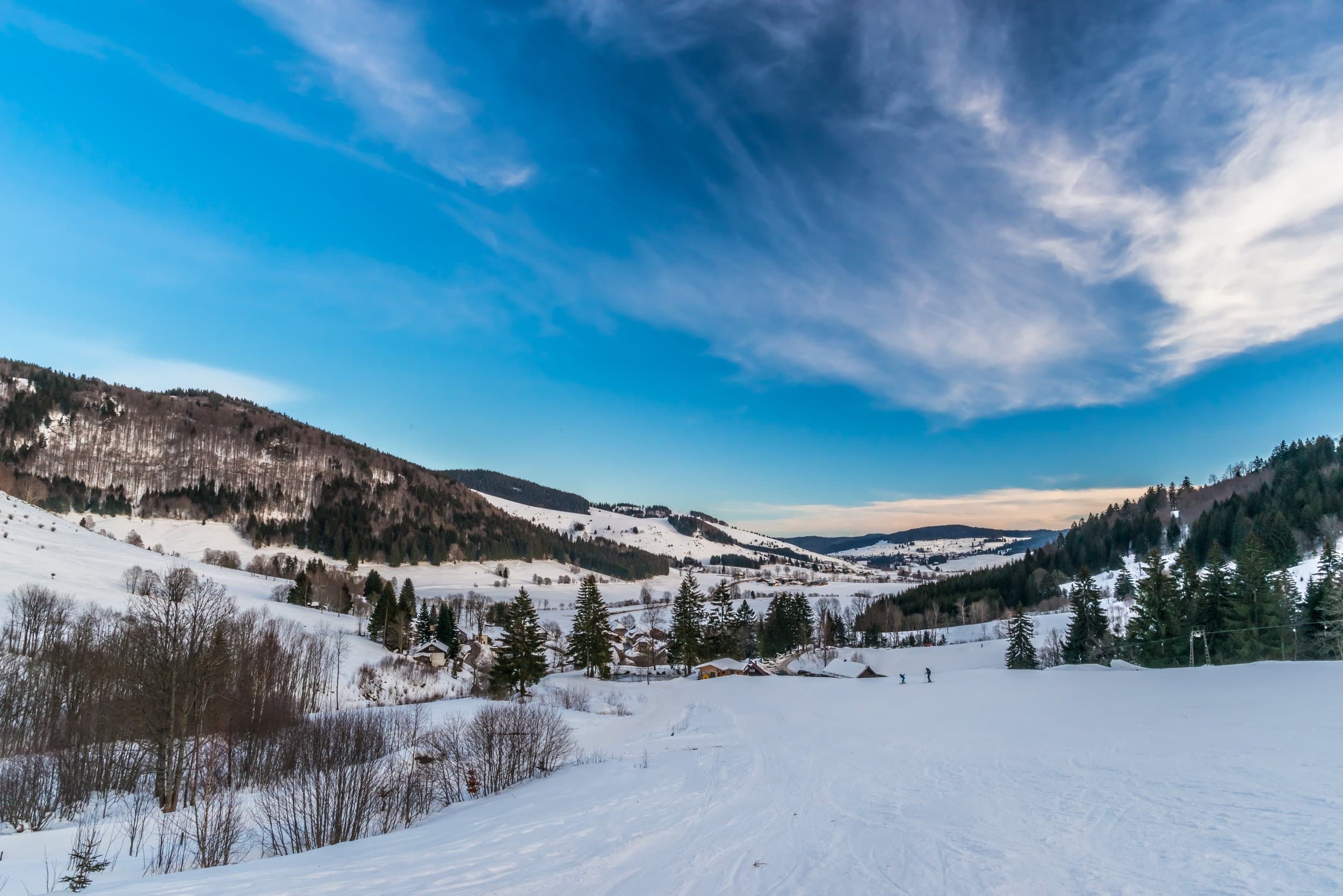 Verscheite Landschaft des Bernauer Hochtal bei blauem Himmel
