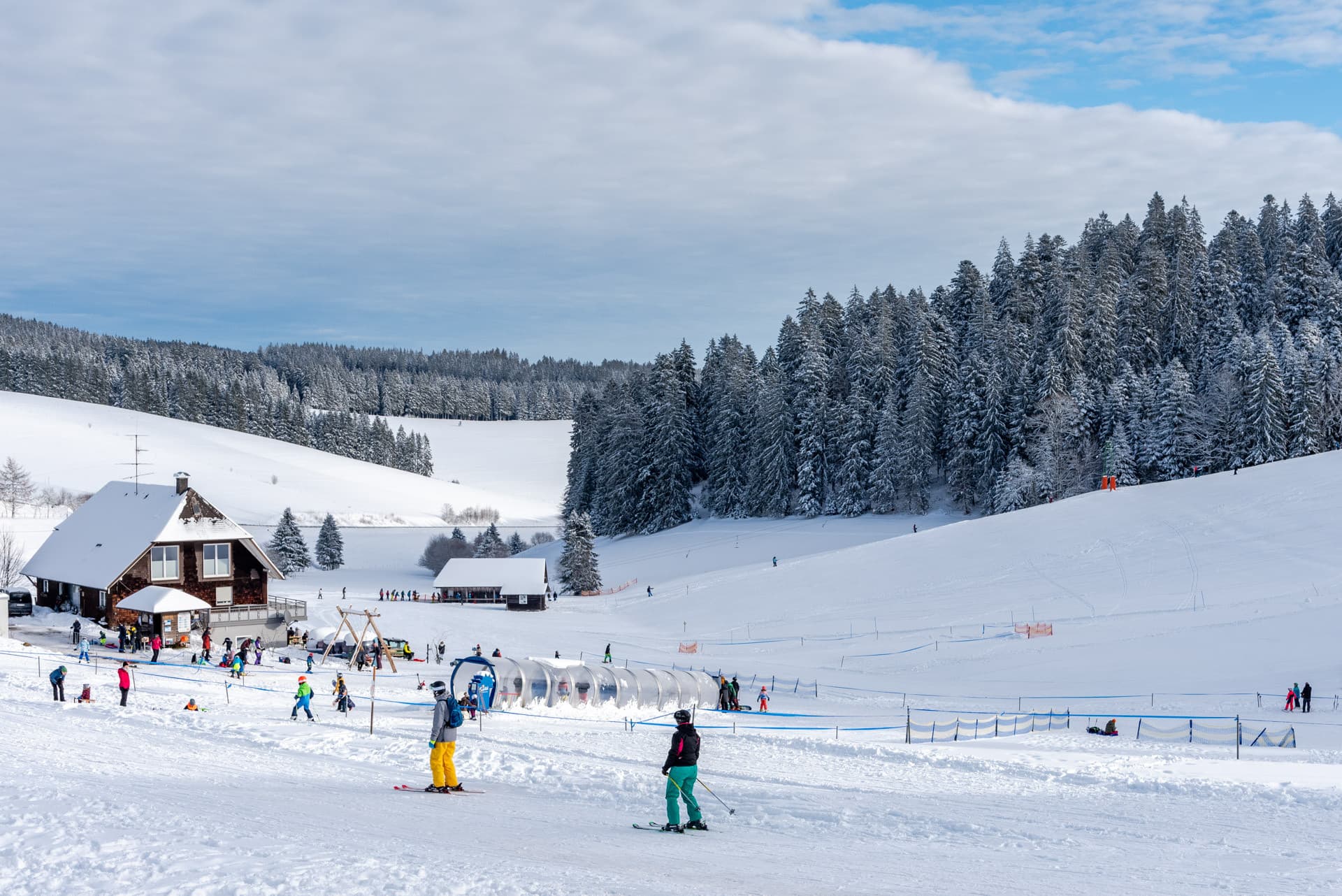 Skilift Kalte Herberge mit Skifahrern