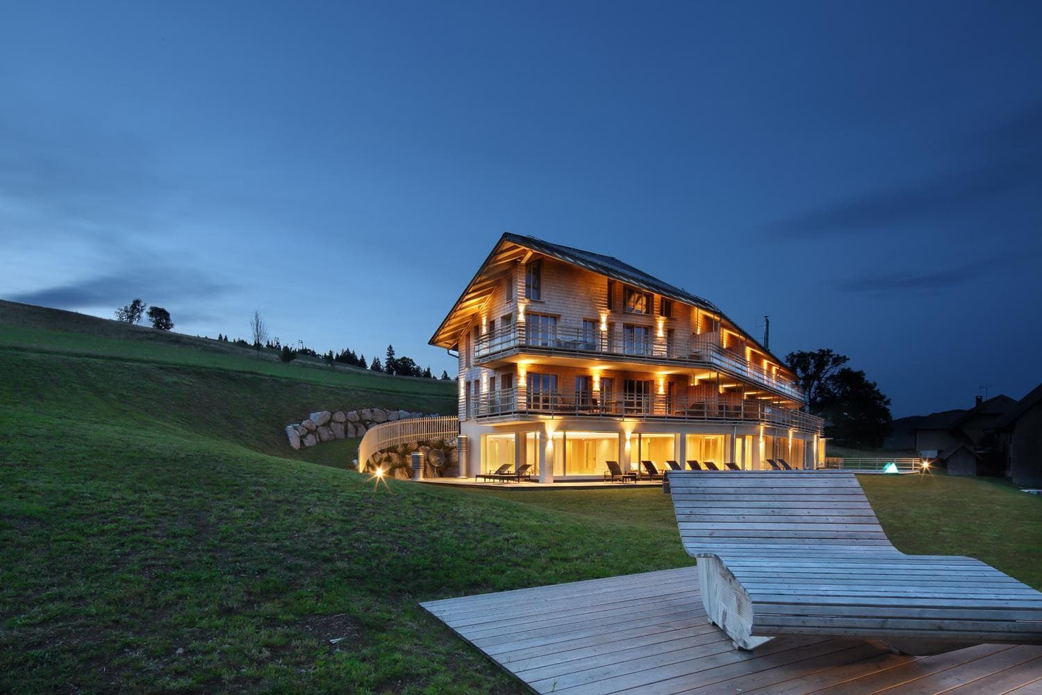 Blick auf das Hotel derWaldfrieden in Todtnau im Südschwarzwald in der Abenddämmerung
