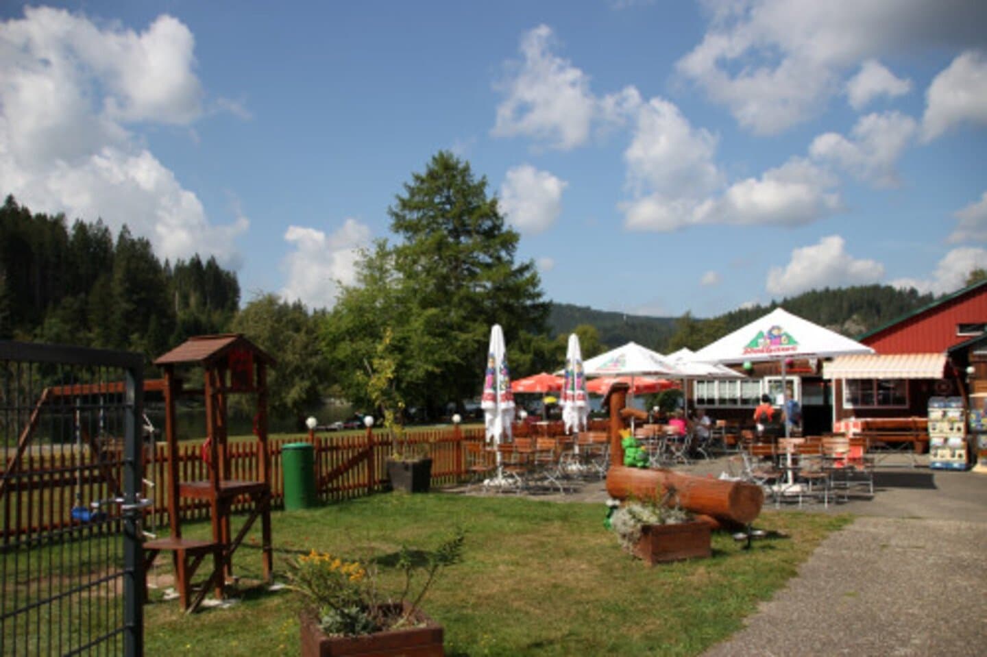 Spielplatz, Sitzmöglichkeit mit Sonnenschirmen