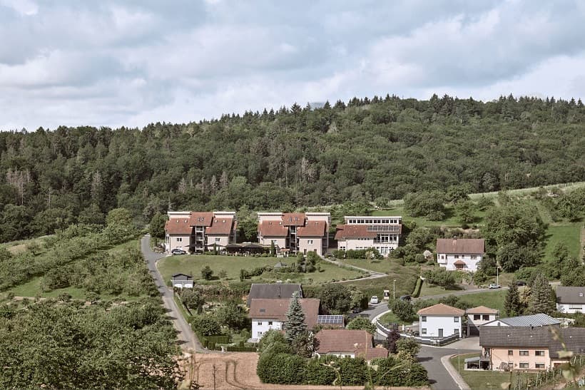 Eine Außenansicht des Hotels mitten in der Natur
