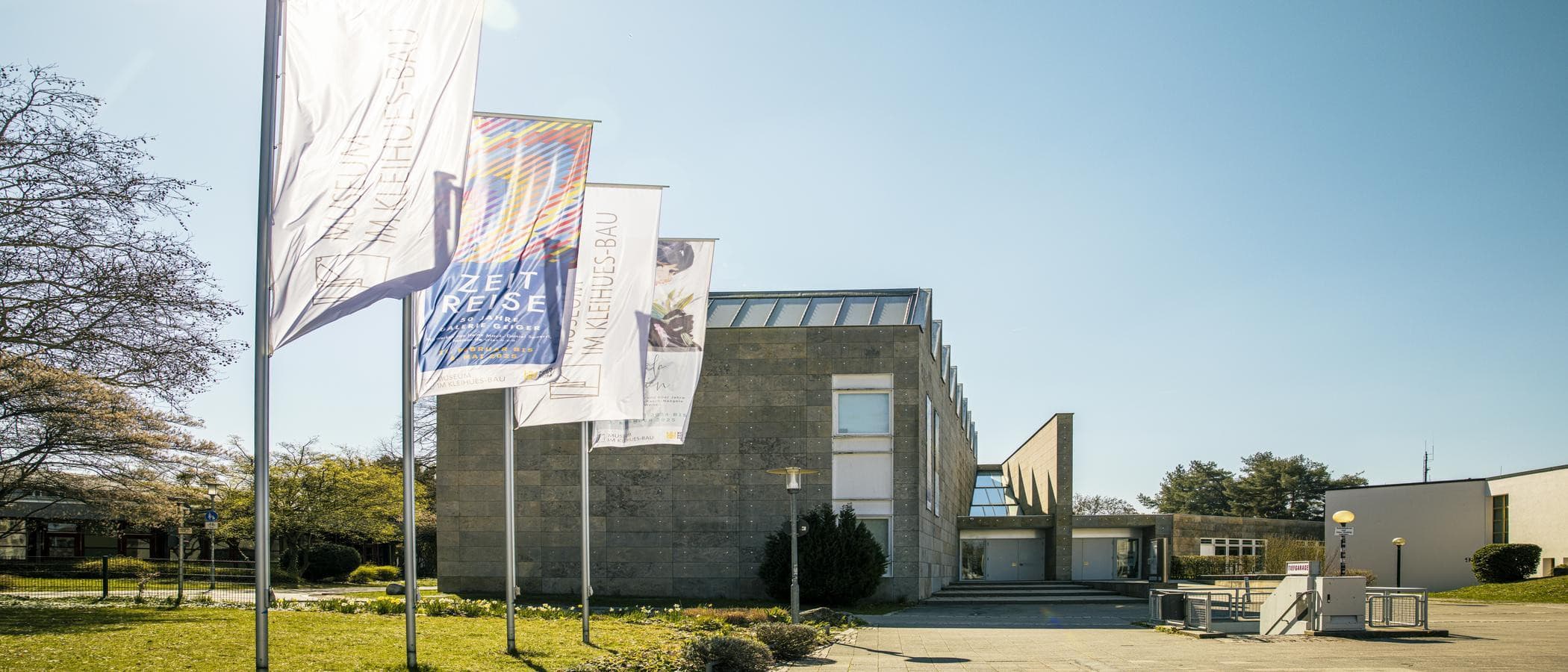 Museum Im Kleinhues-Bau in Kornwestheim mit Fahnen im Vordergrund.