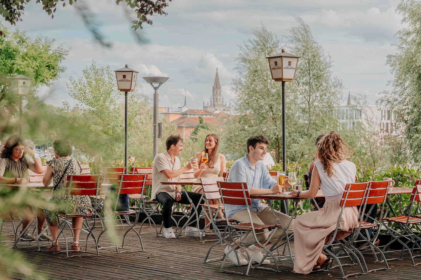 Der Seekiste-Biergarten in Konstanz ist gut besucht und bietet einen tollen Blick auf das Münster